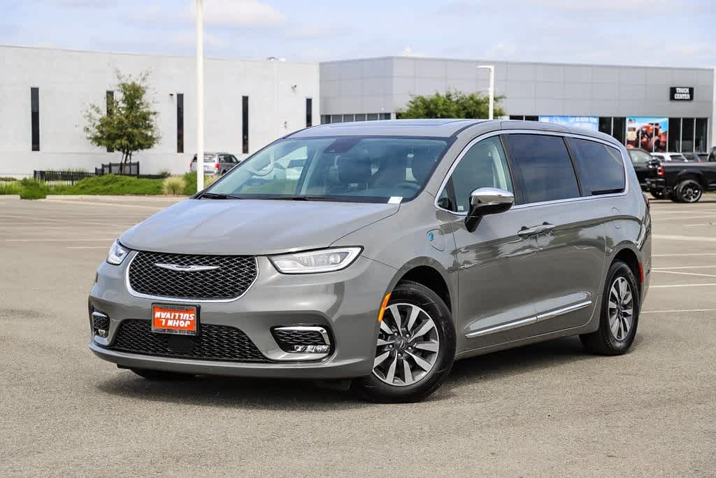 2023 Chrysler Pacifica Hybrid Limited Hero Image