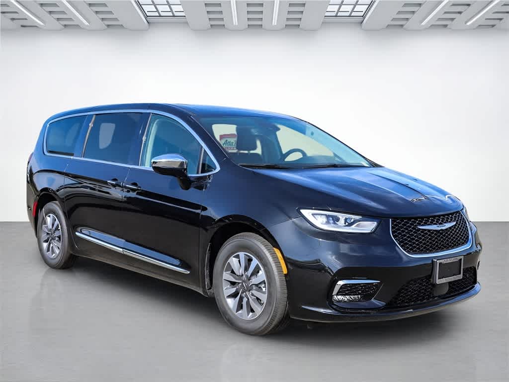 Thumbnail: 2023 Chrysler Pacifica - 5