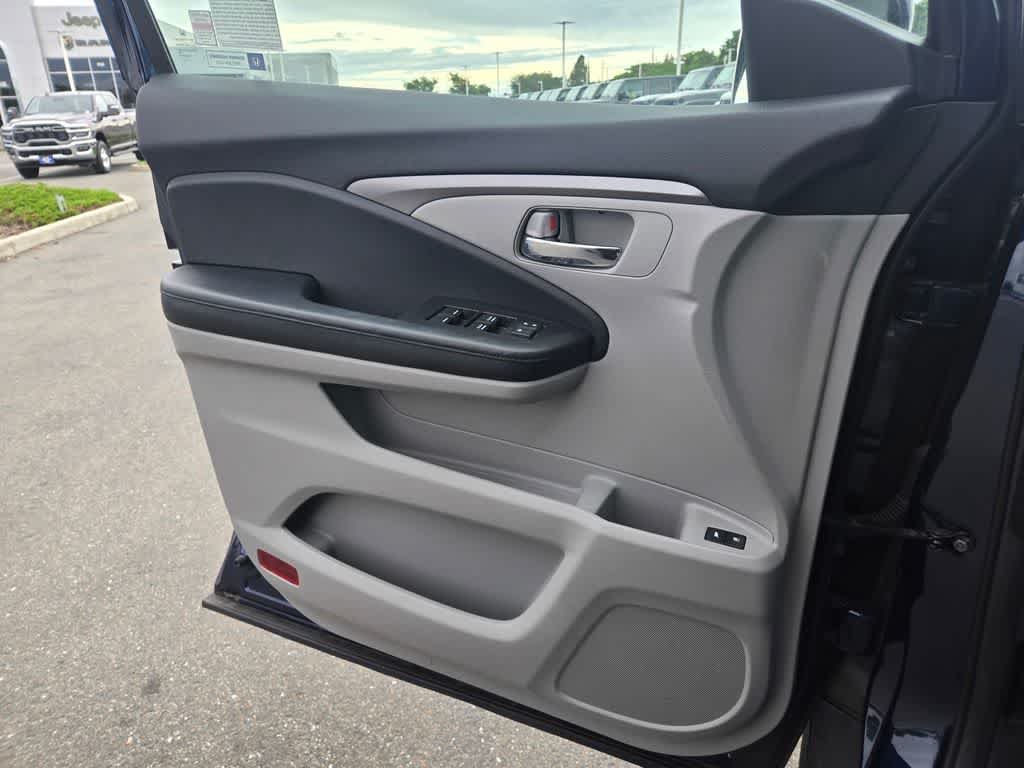 Thumbnail: 2017 Honda Pilot - 19