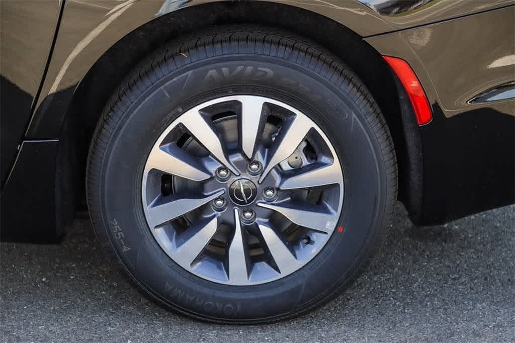 Thumbnail: 2023 Chrysler Pacifica - 10
