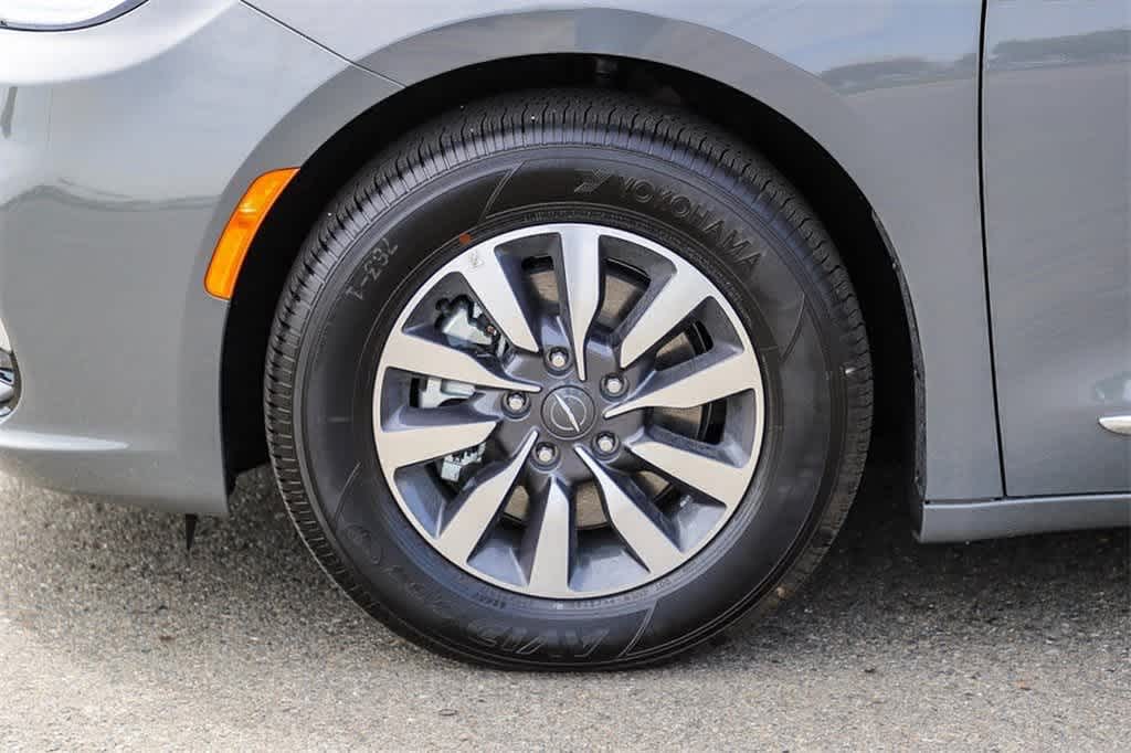 Thumbnail: 2023 Chrysler Pacifica - 9
