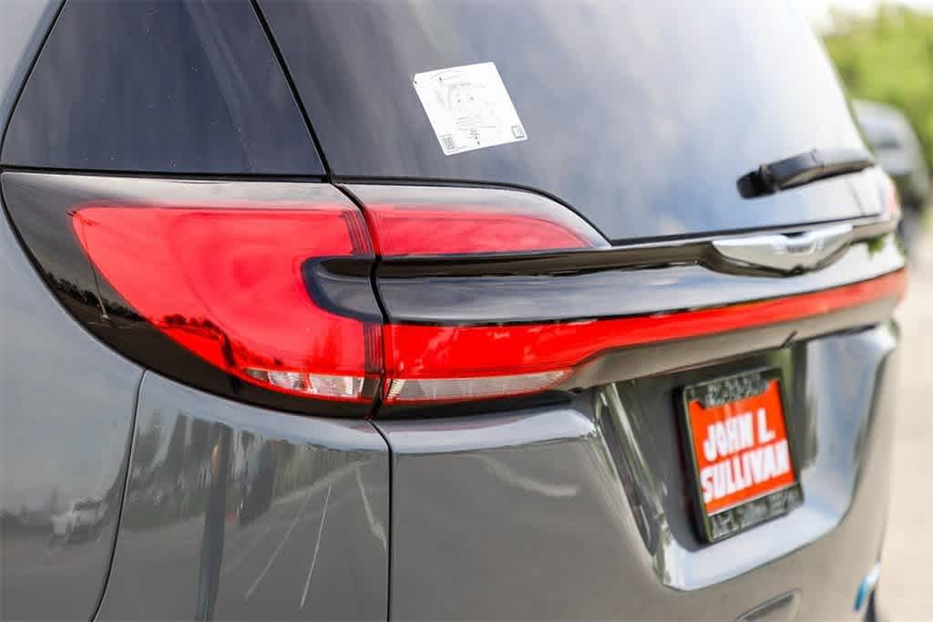 Thumbnail: 2023 Chrysler Pacifica - 8