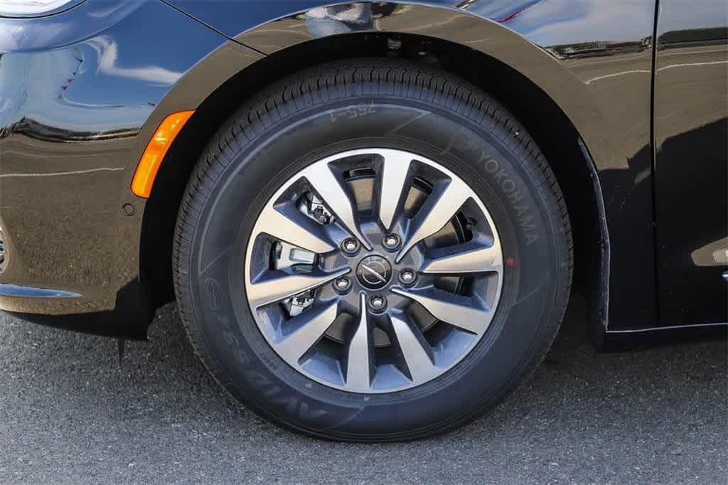 Thumbnail: 2023 Chrysler Pacifica - 9