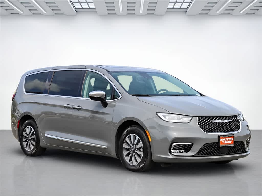 Thumbnail: 2023 Chrysler Pacifica - 5