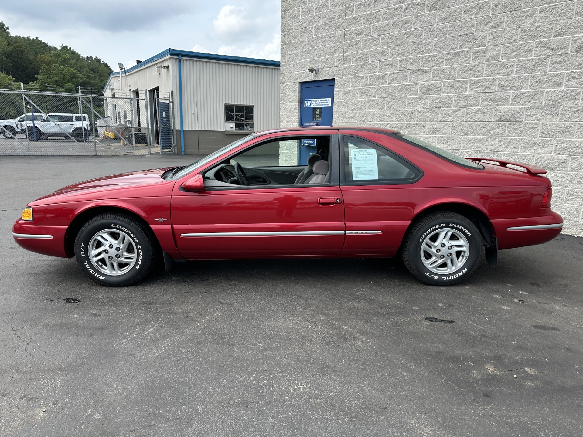 1997 Ford Thunderbird photo 4