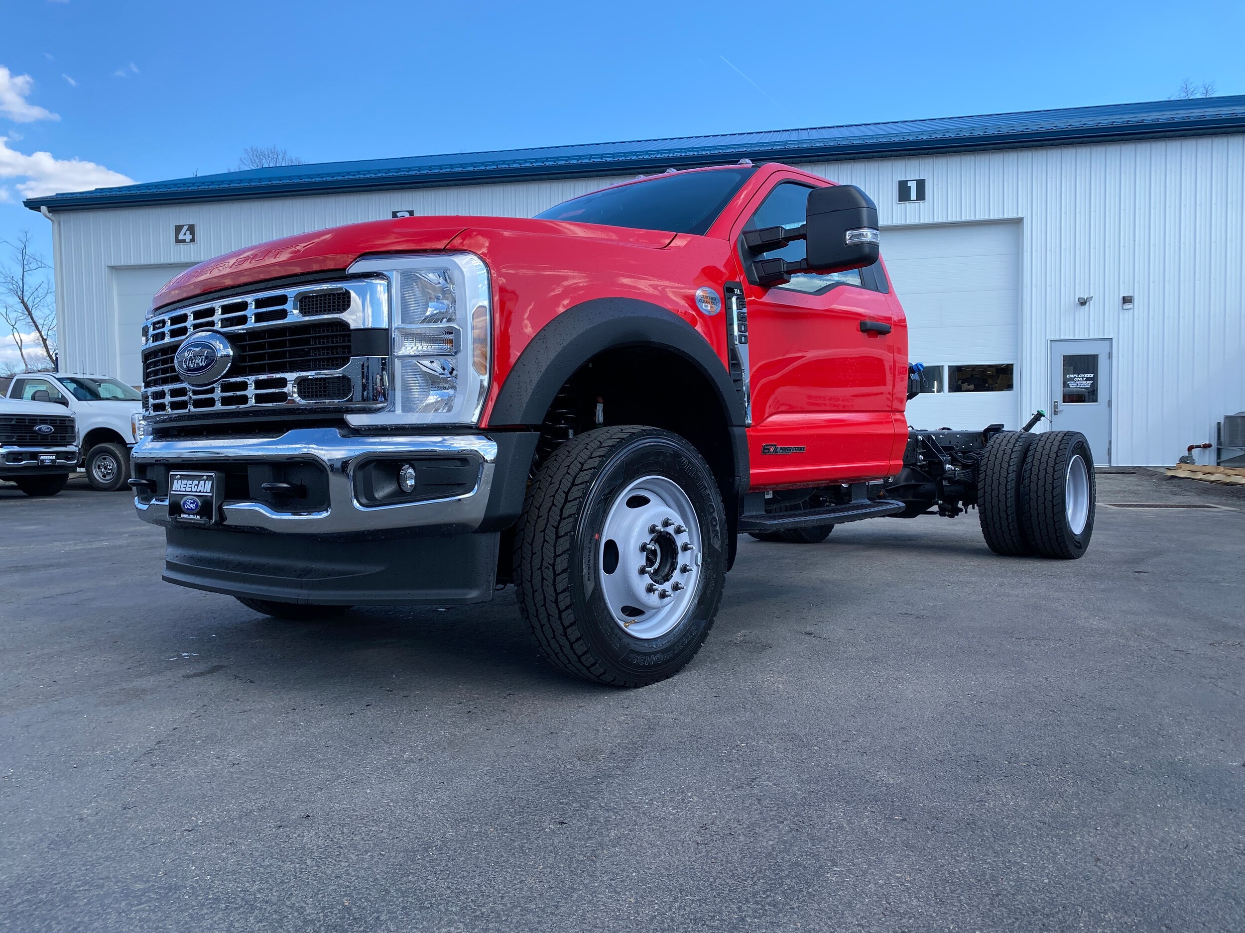 2025 Ford F-600 photo 2