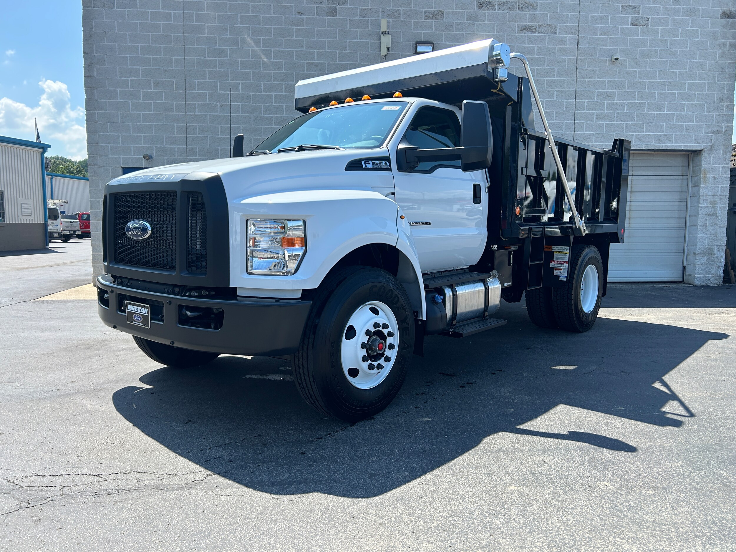 2026 Ford F-750 photo 2