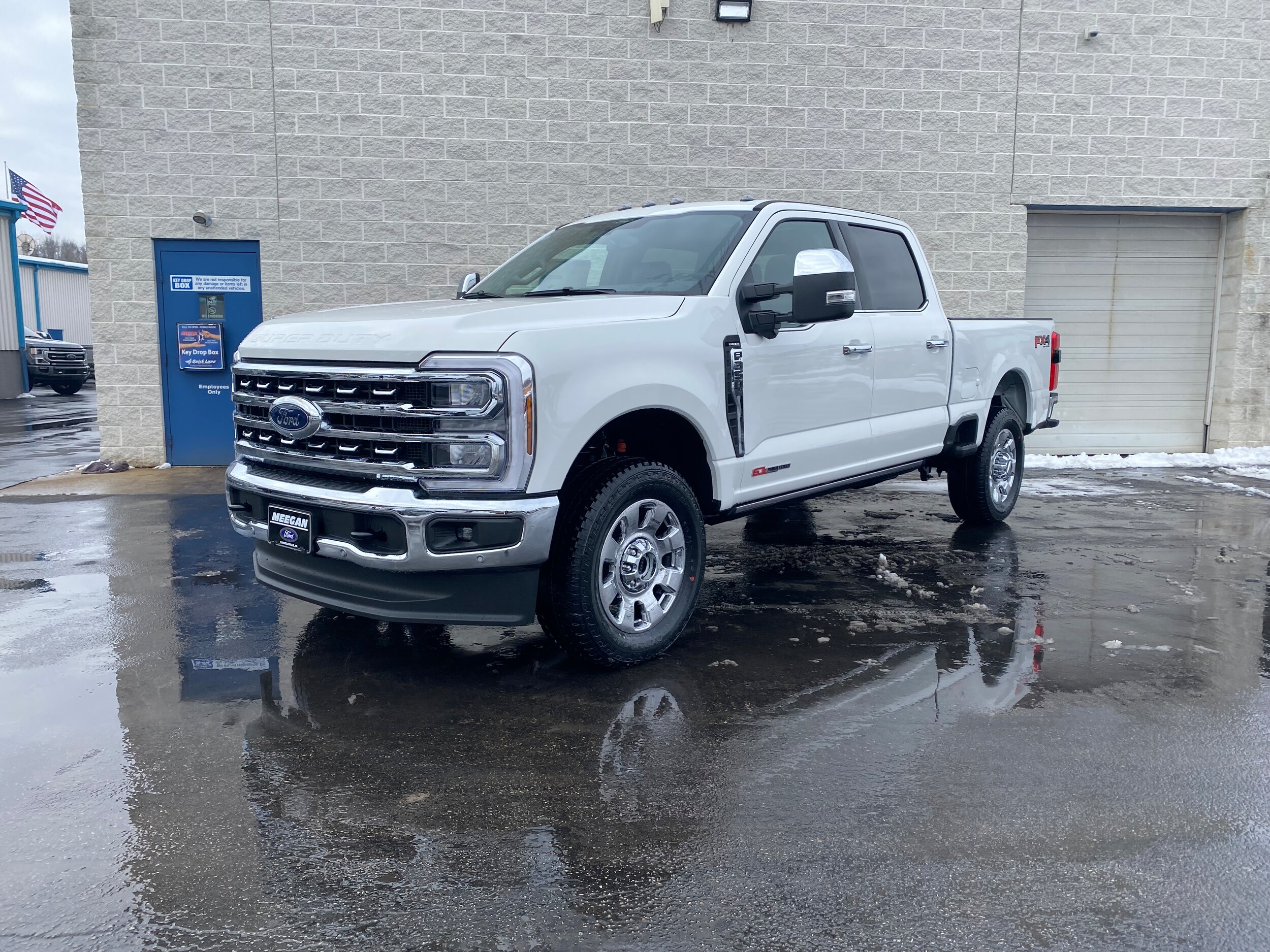 2025 Ford F-350 Lariat photo 2