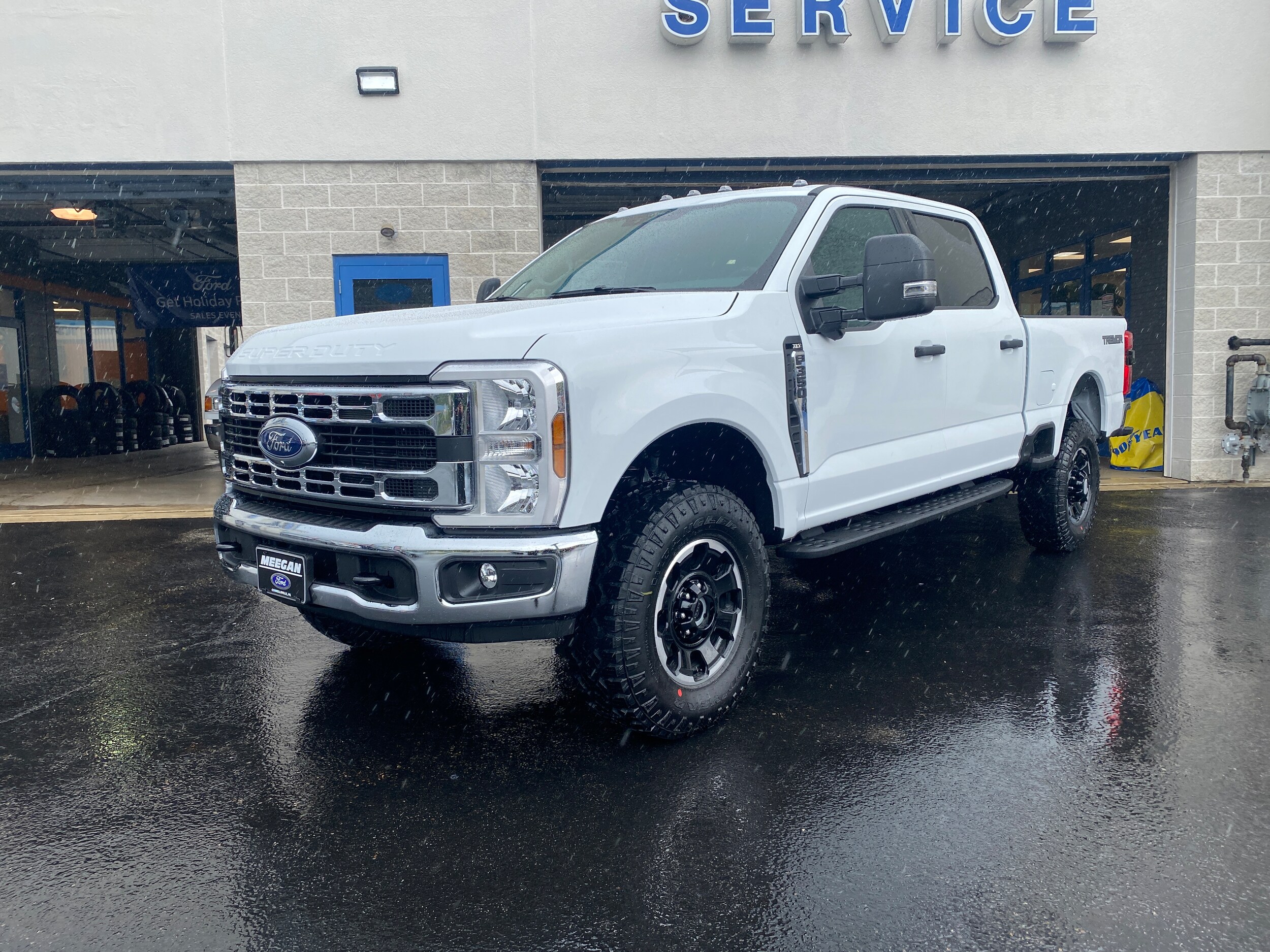 2025 Ford F-350 XLT photo 2