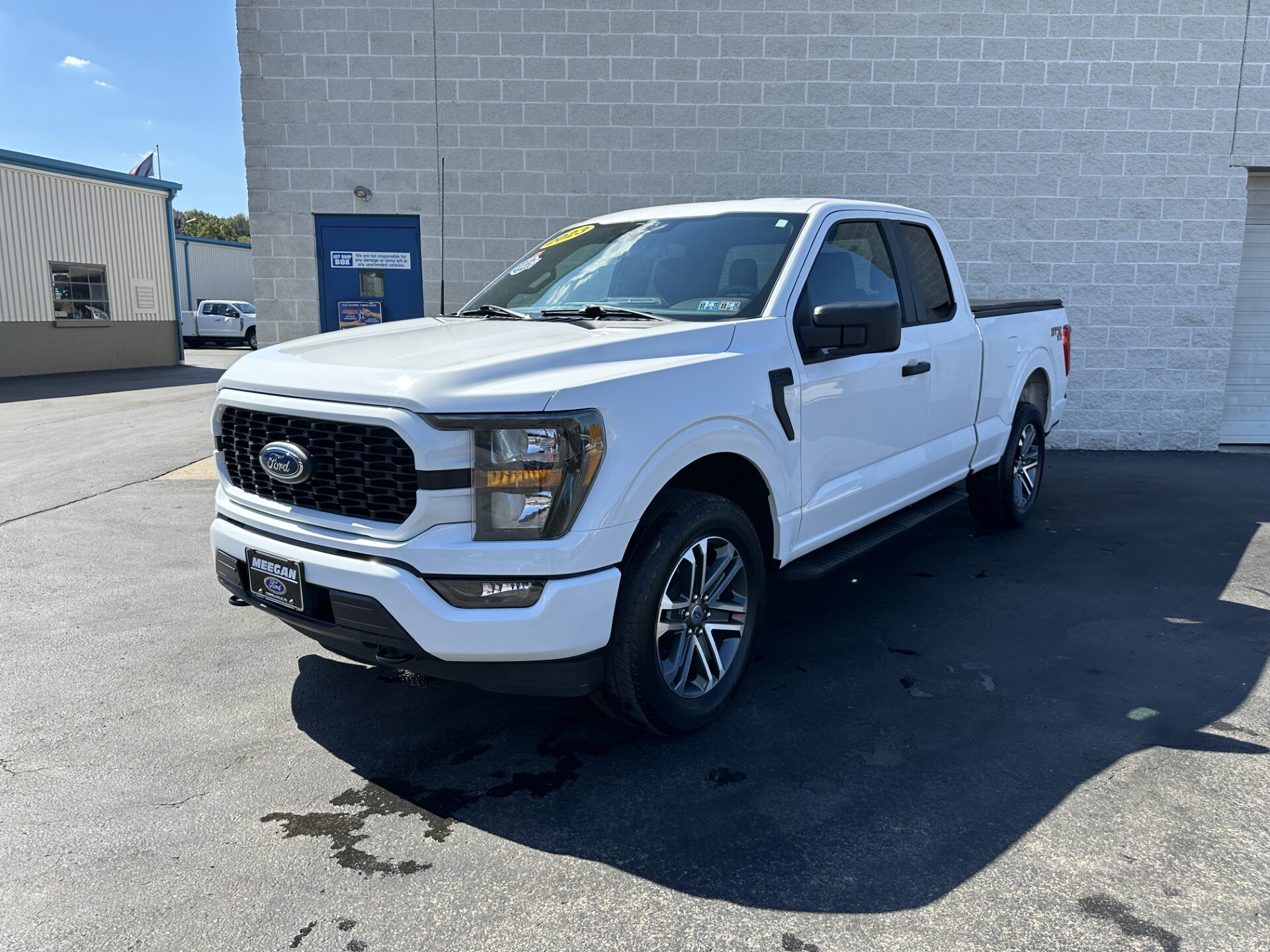 2023 Ford F-150 XL photo 2