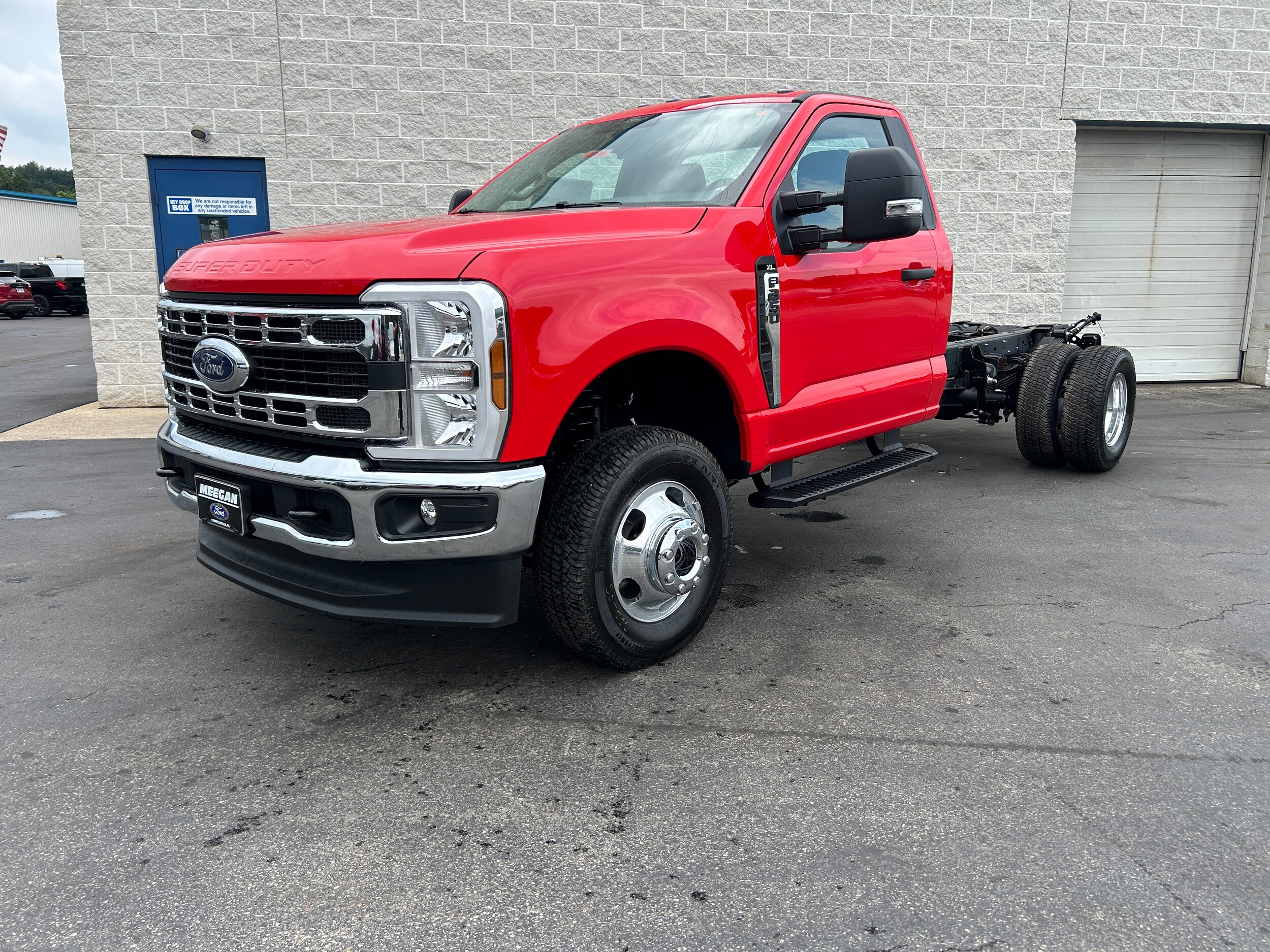 2025 Ford F-350 XL photo 2