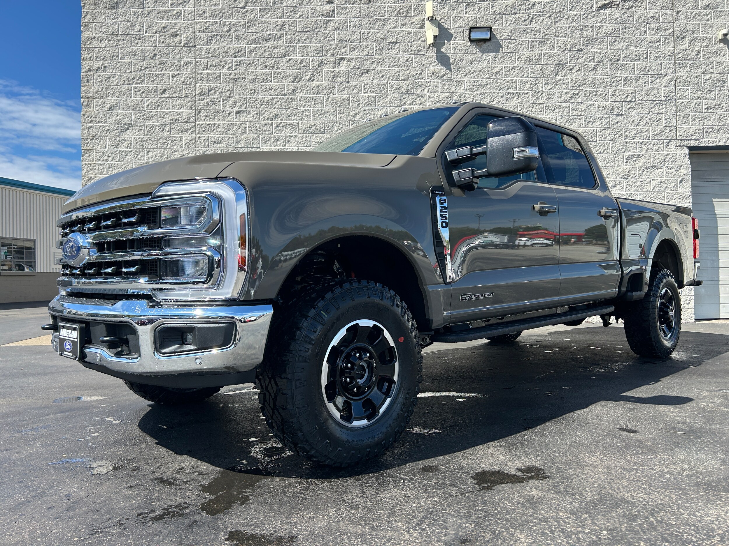 2026 Ford F-250 Lariat photo 2