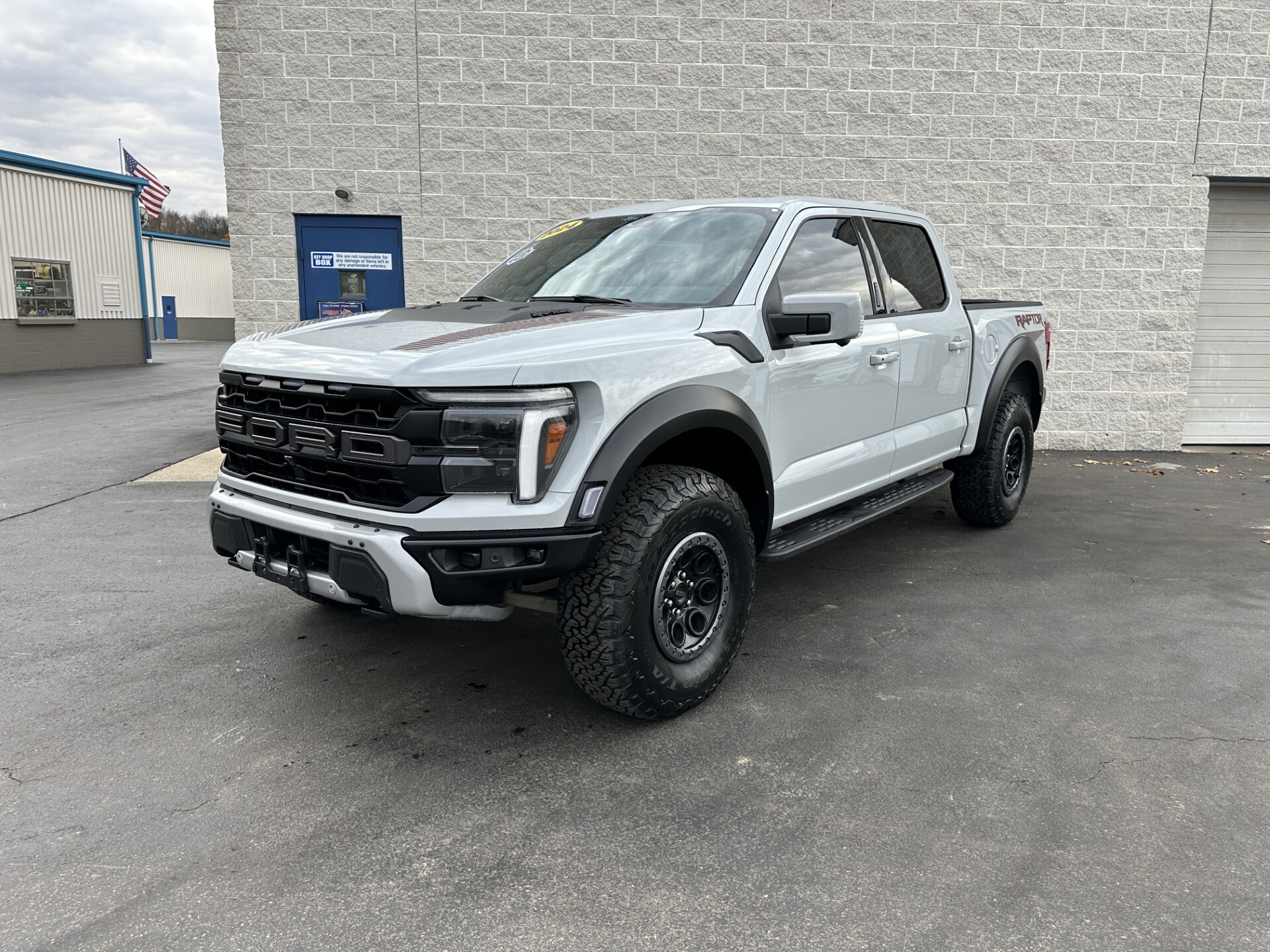 2024 Ford F-150 Raptor photo 2