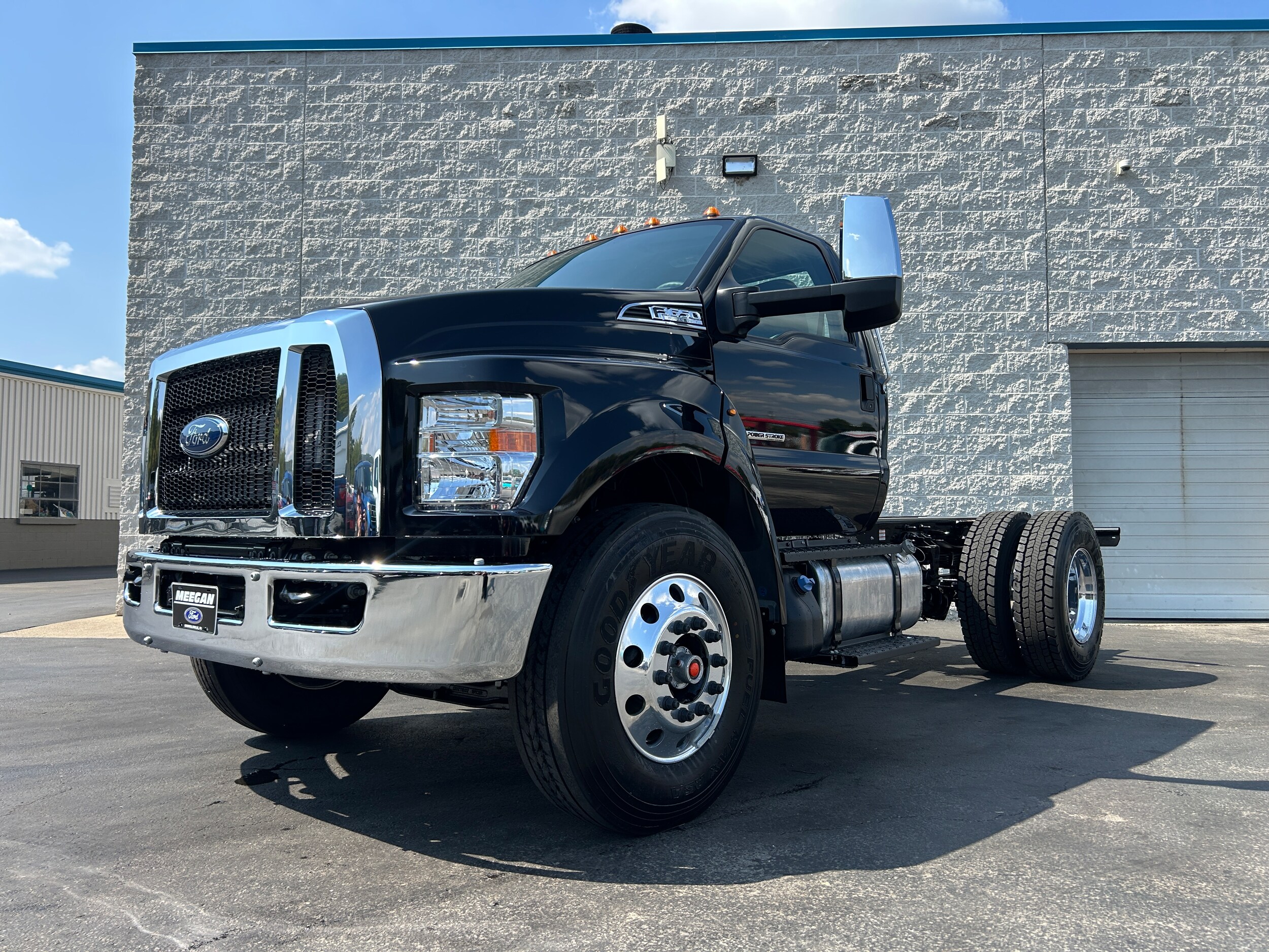2026 Ford F-650 photo 2