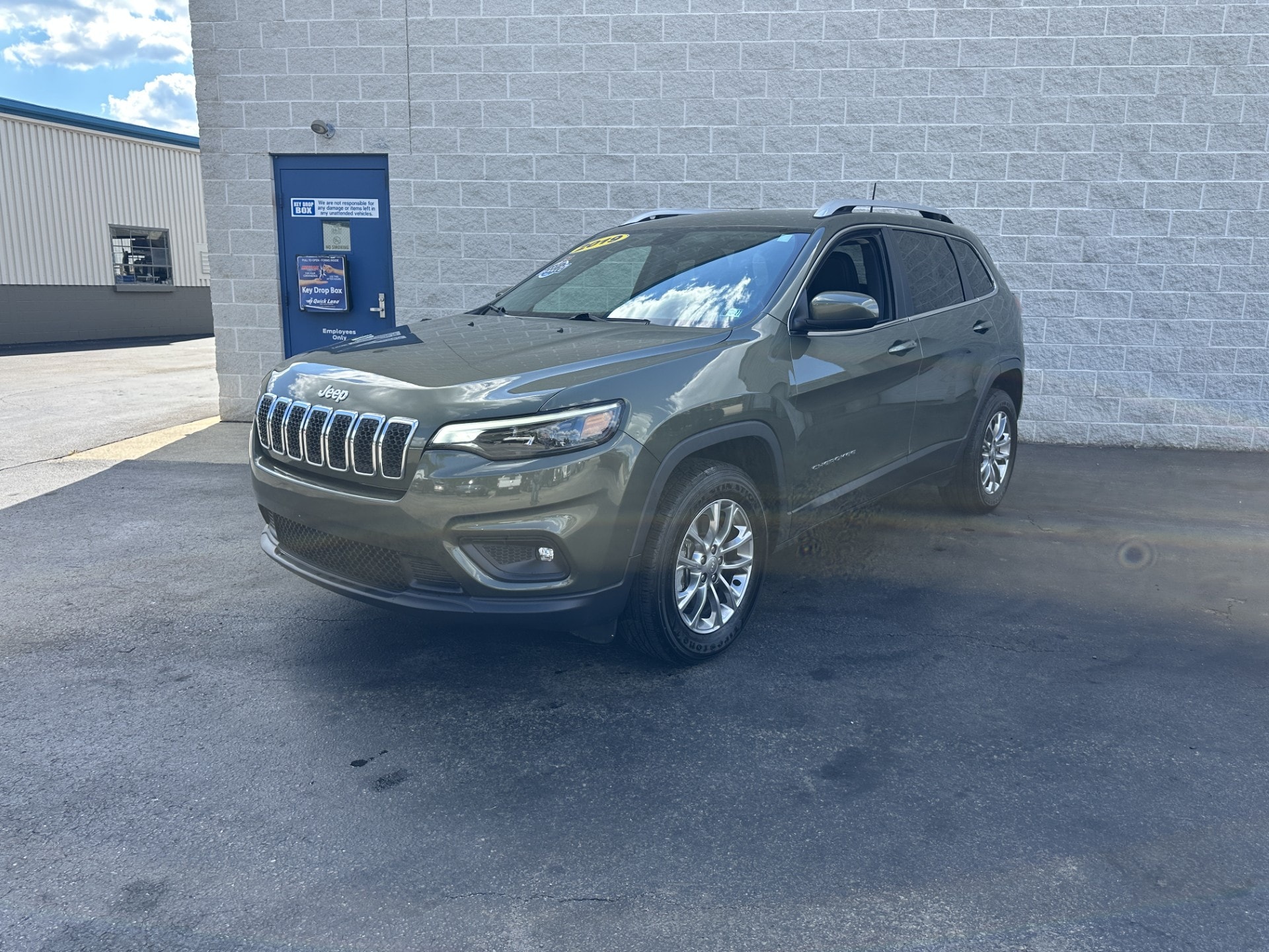 Used 2019 Jeep Cherokee Latitude Plus with VIN 1C4PJMLB1KD214930 for sale in Connellsville, PA