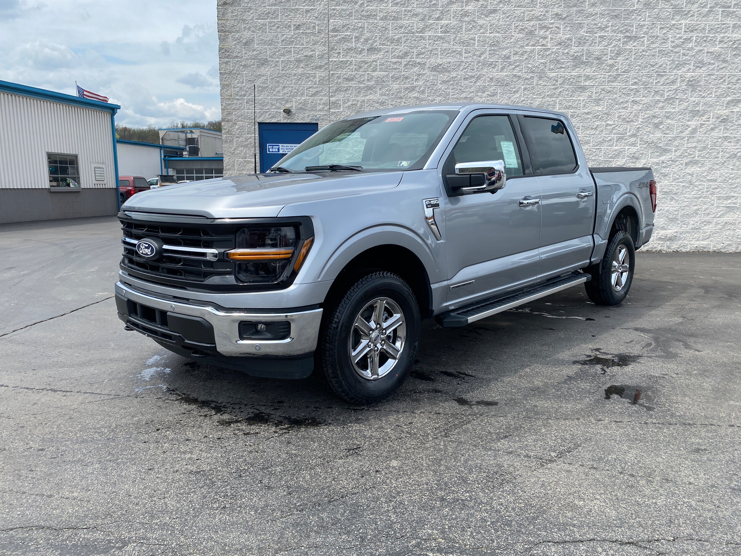2025 Ford F-150 XLT photo 2