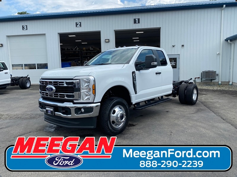 2025 Ford F-350 Super Duty Chassis Cab XL's photo