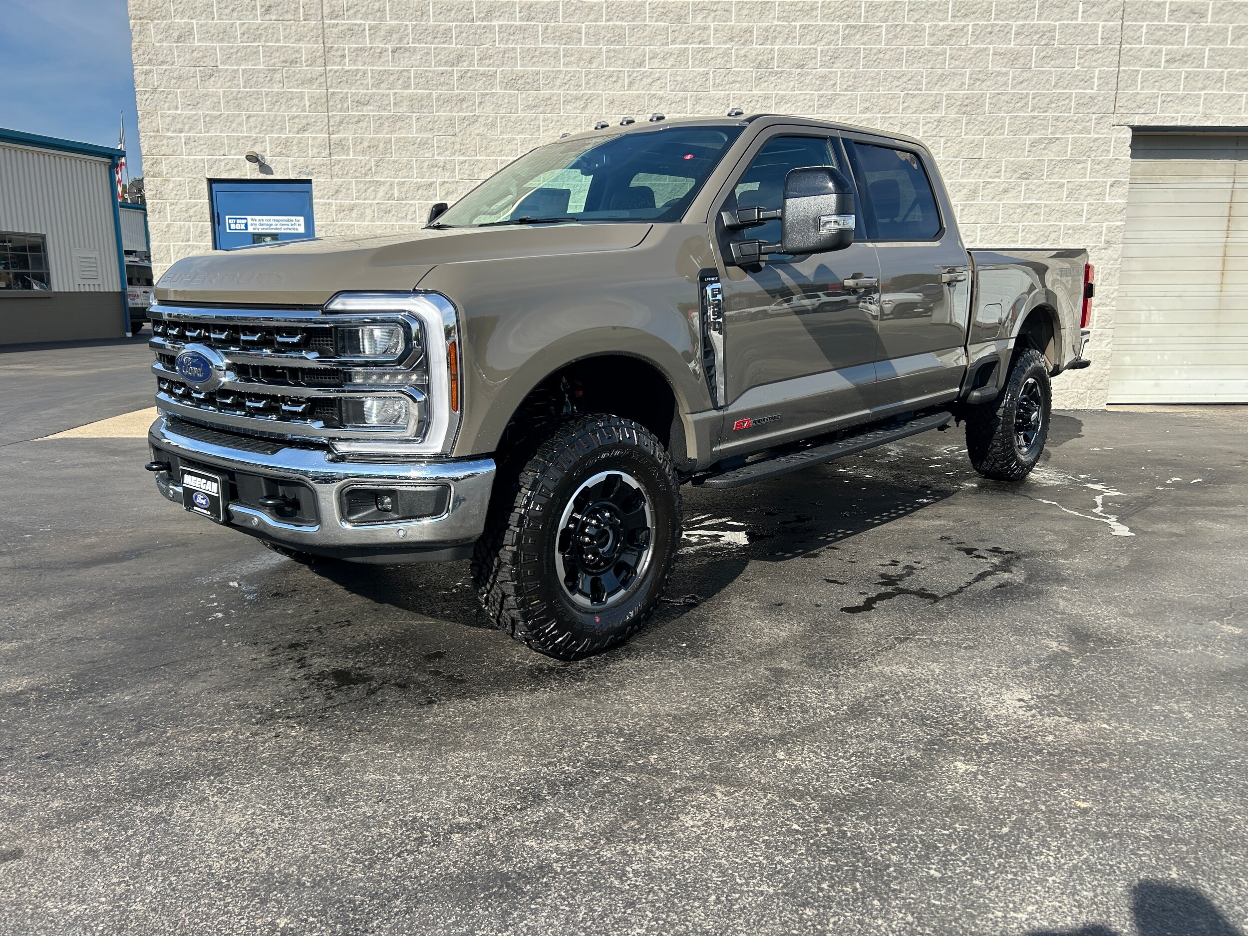 2026 Ford F-350 Lariat photo 2