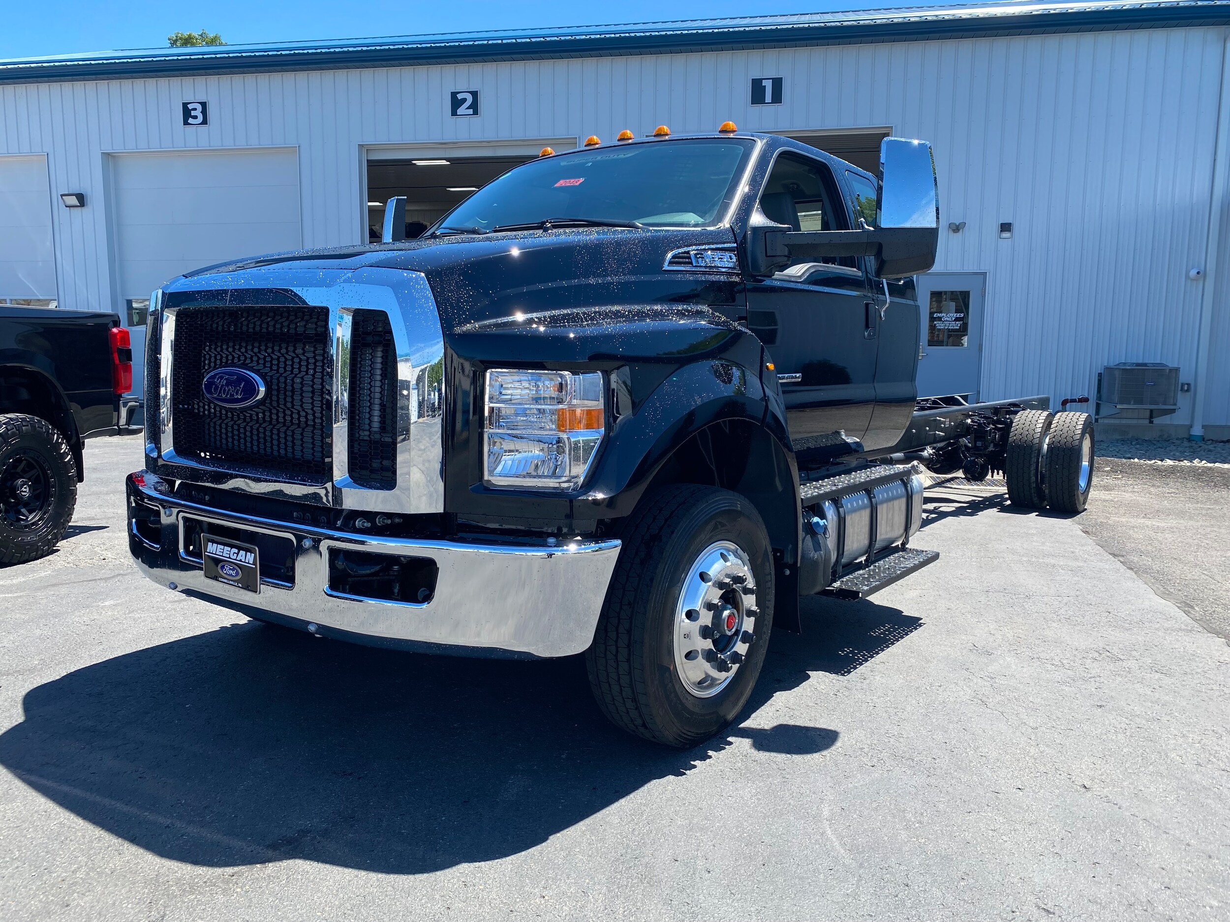 2025 Ford F-650 SuperCab photo 2