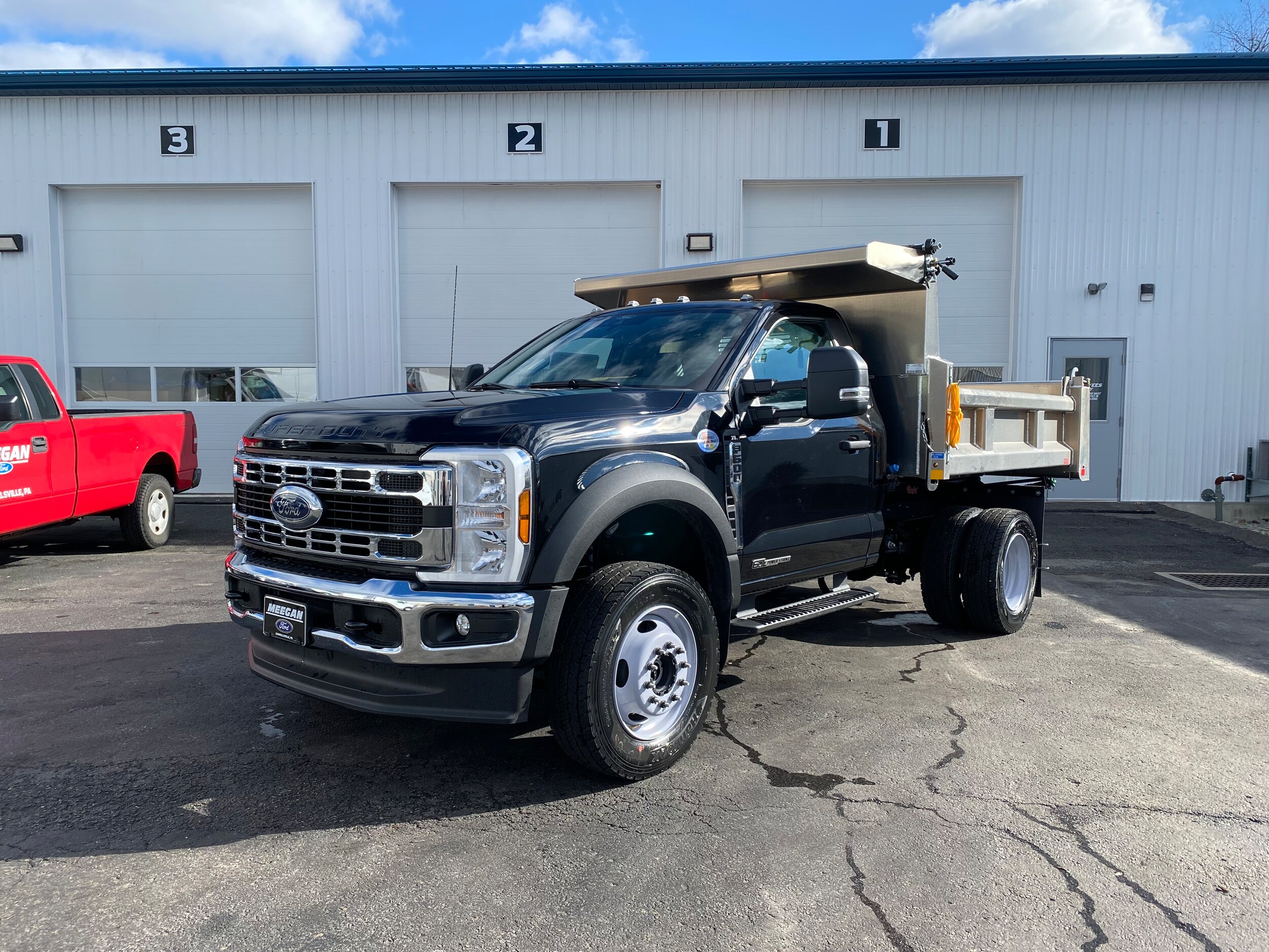 2024 Ford F-600 photo 2