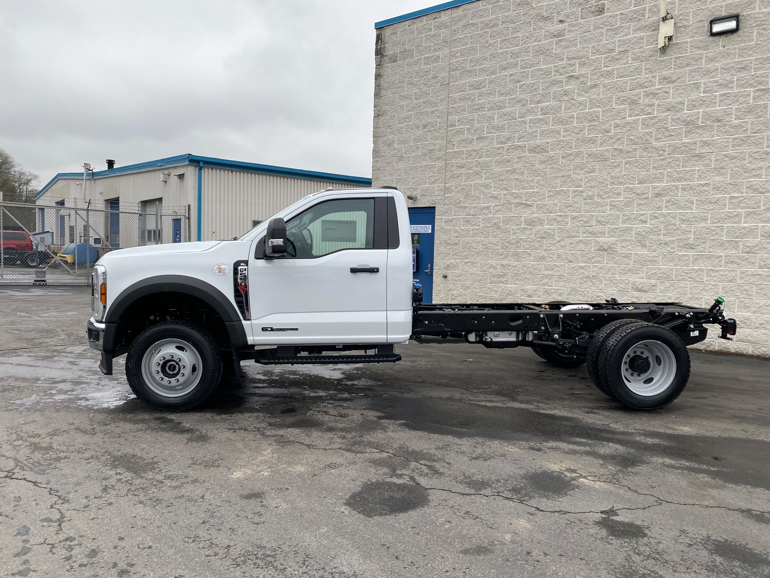 2025 Ford F-550 XL photo 4