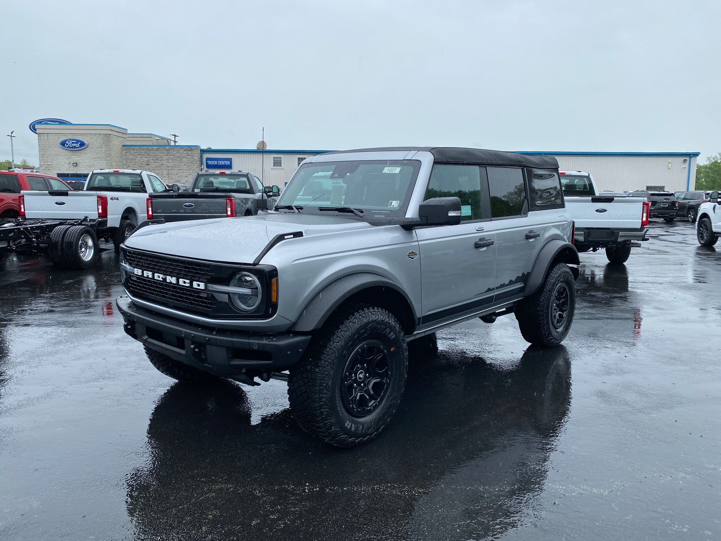 2023 Ford Bronco Wildtrak photo 2