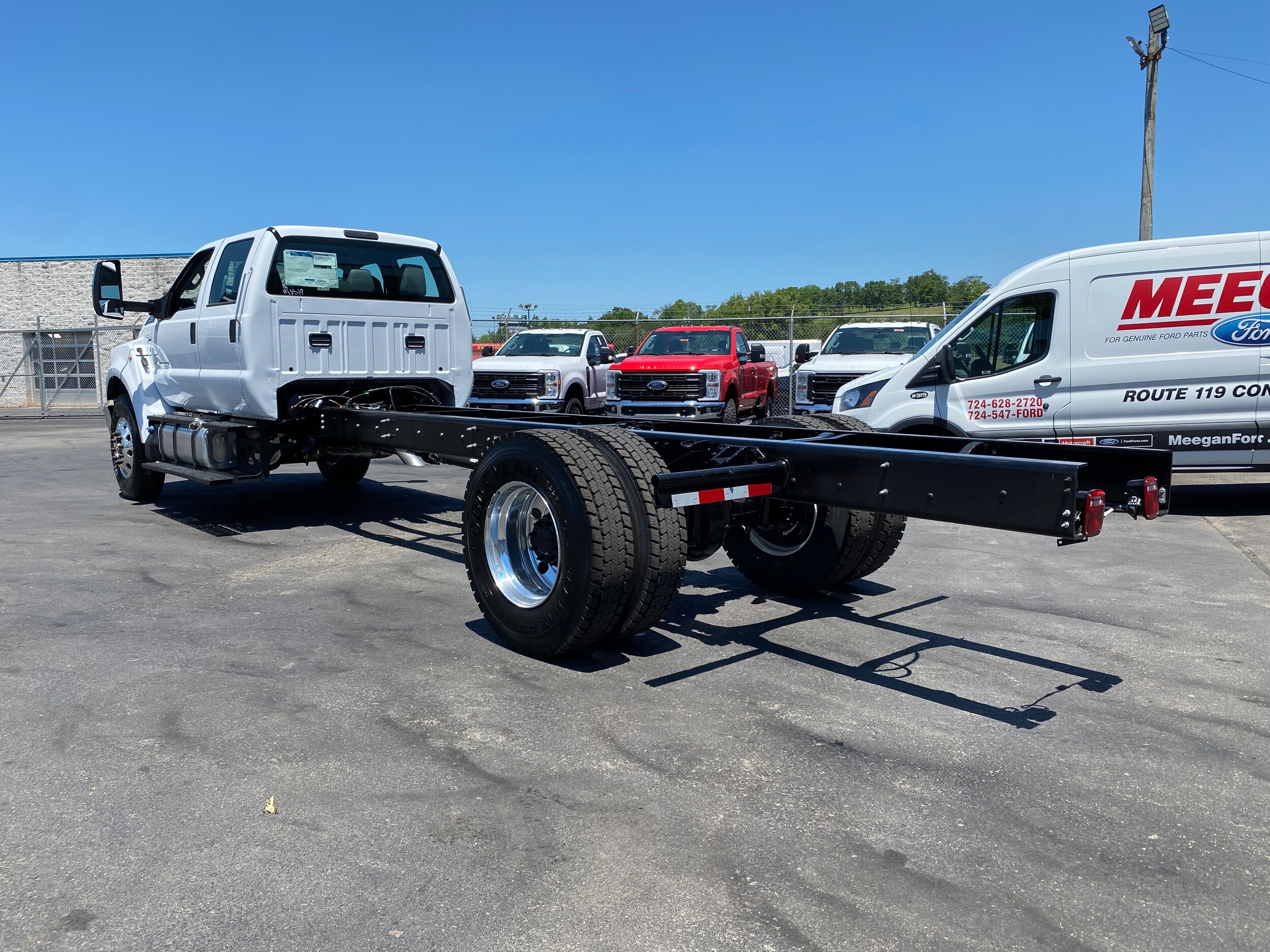 2025 Ford F-750 SuperCab photo 4