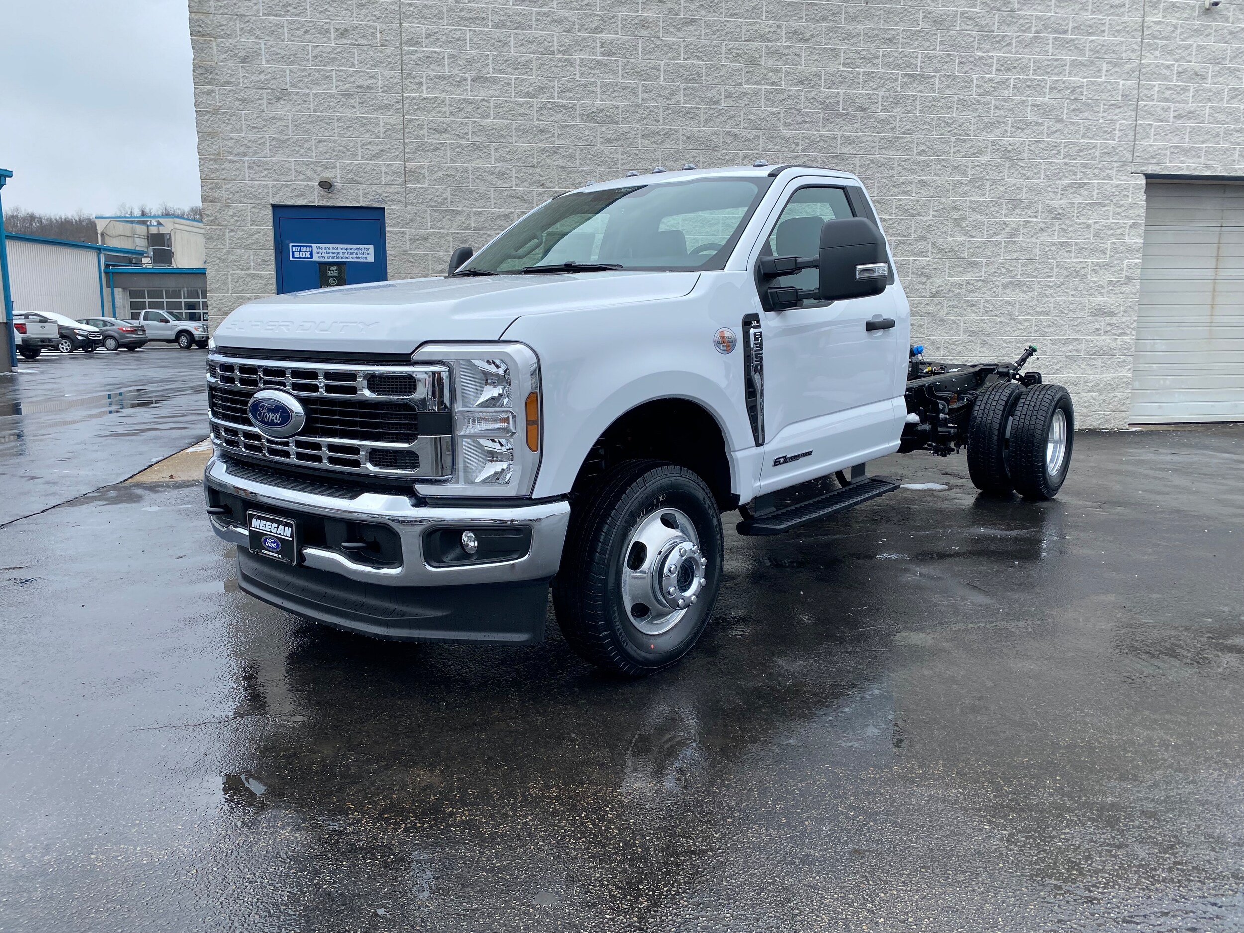 2025 Ford F-350 XL photo 2