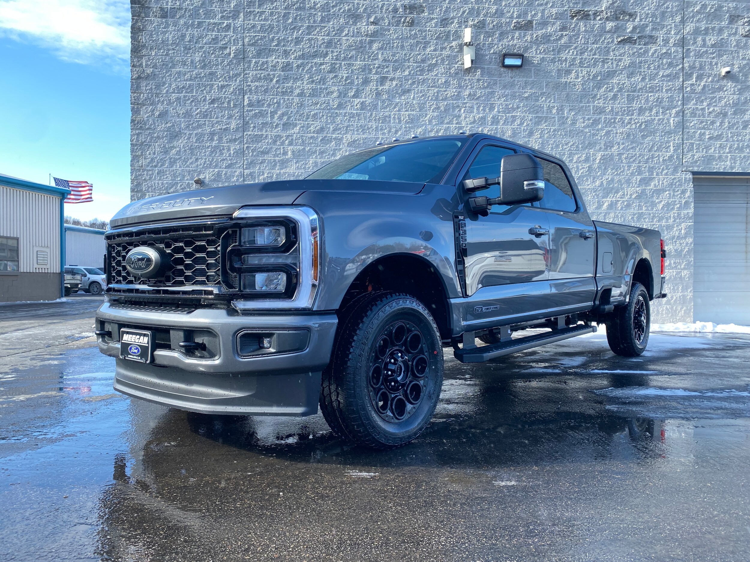 2025 Ford F-350 XLT photo 2
