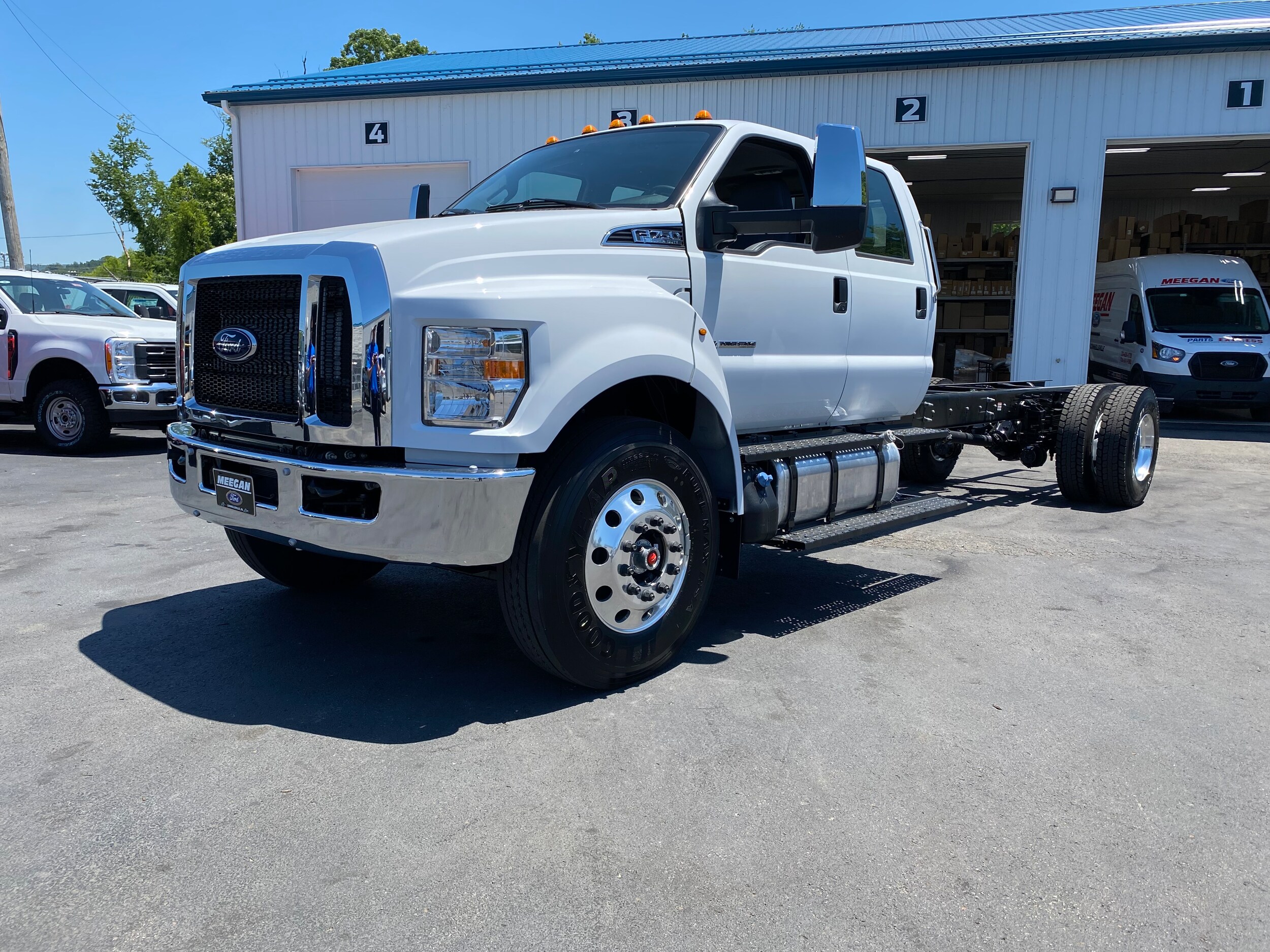 2025 Ford F-750 SuperCab photo 2