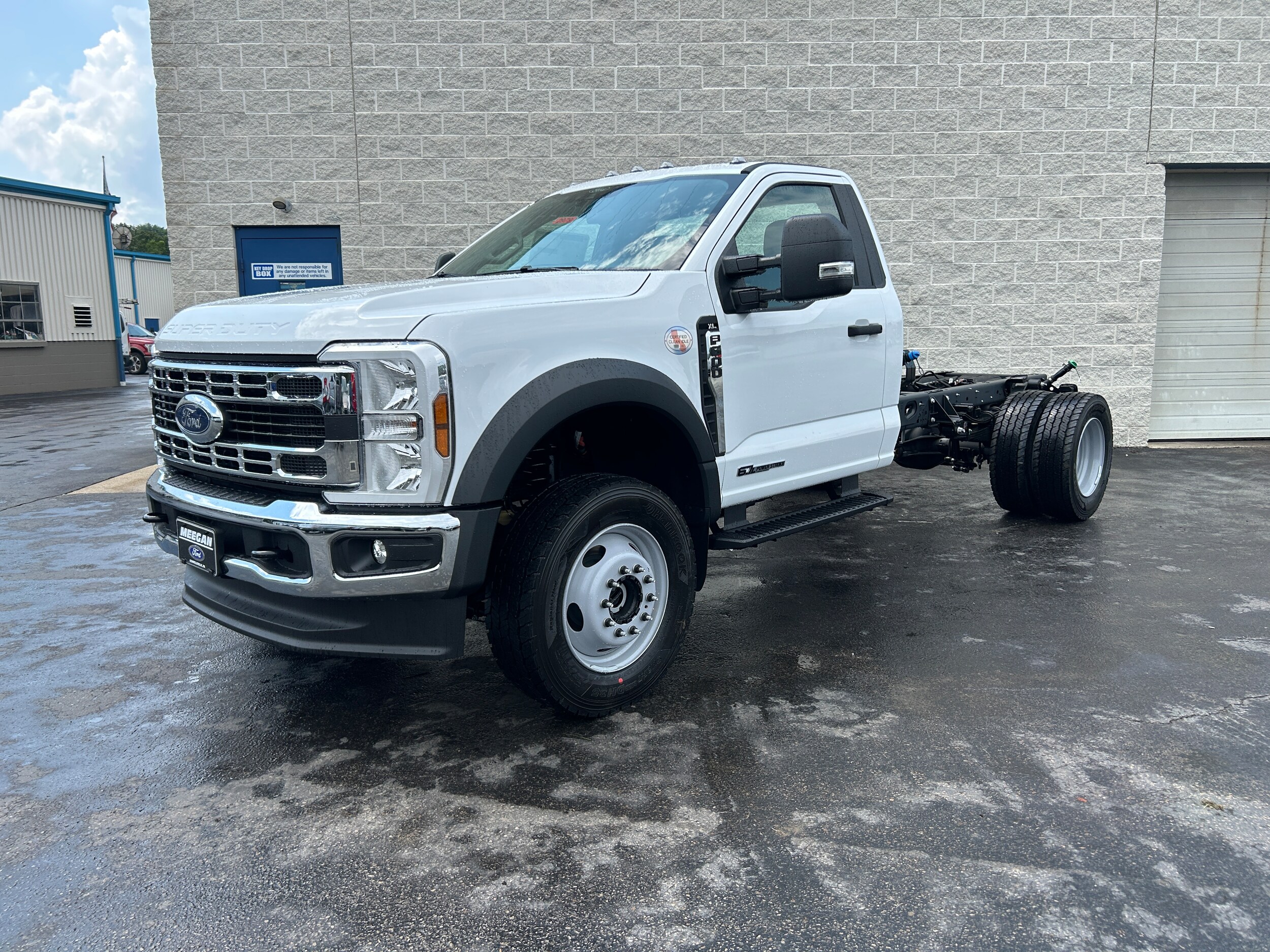 2025 Ford F-600 photo 2