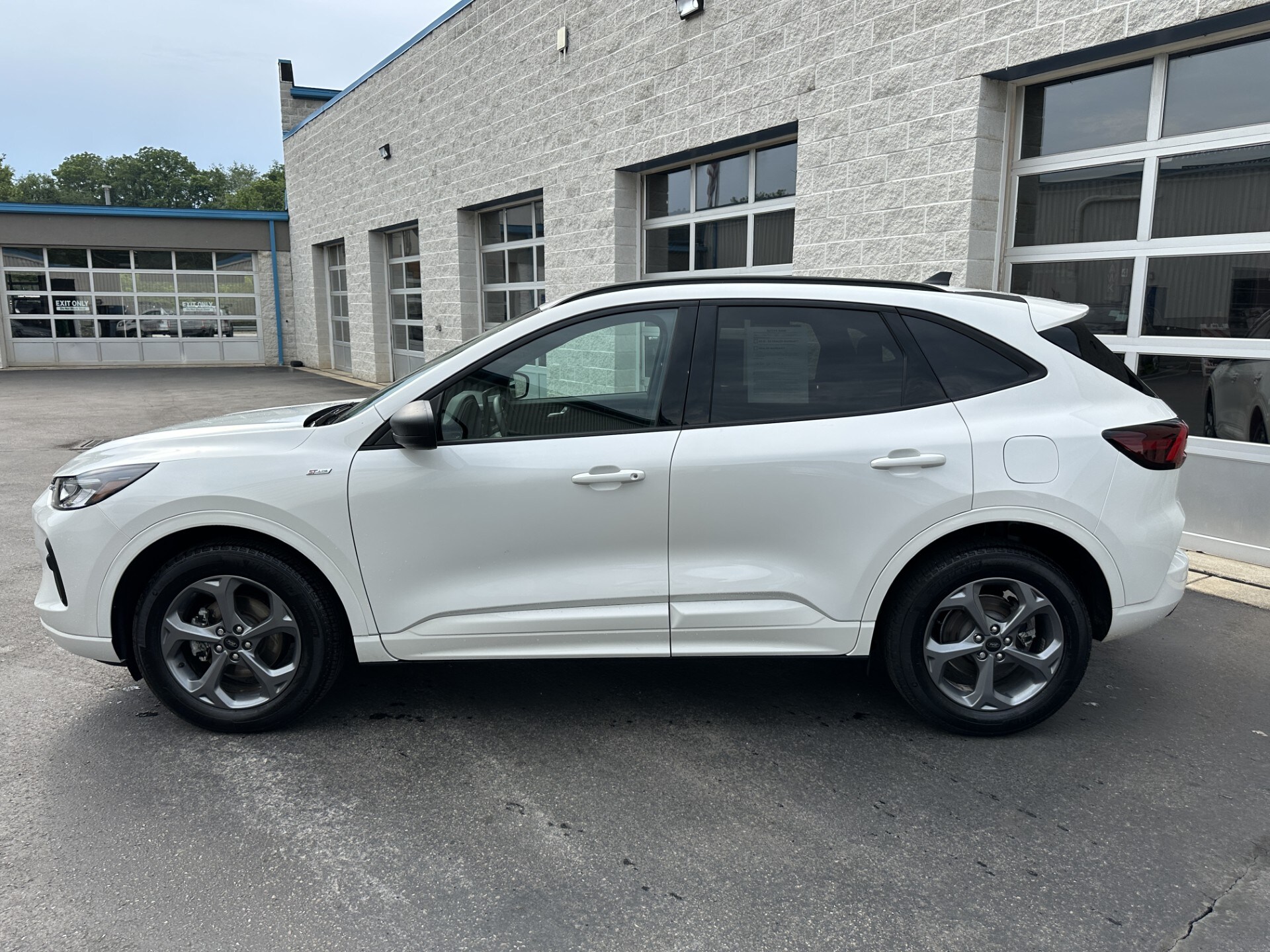 2023 Ford Escape ST-Line photo 4