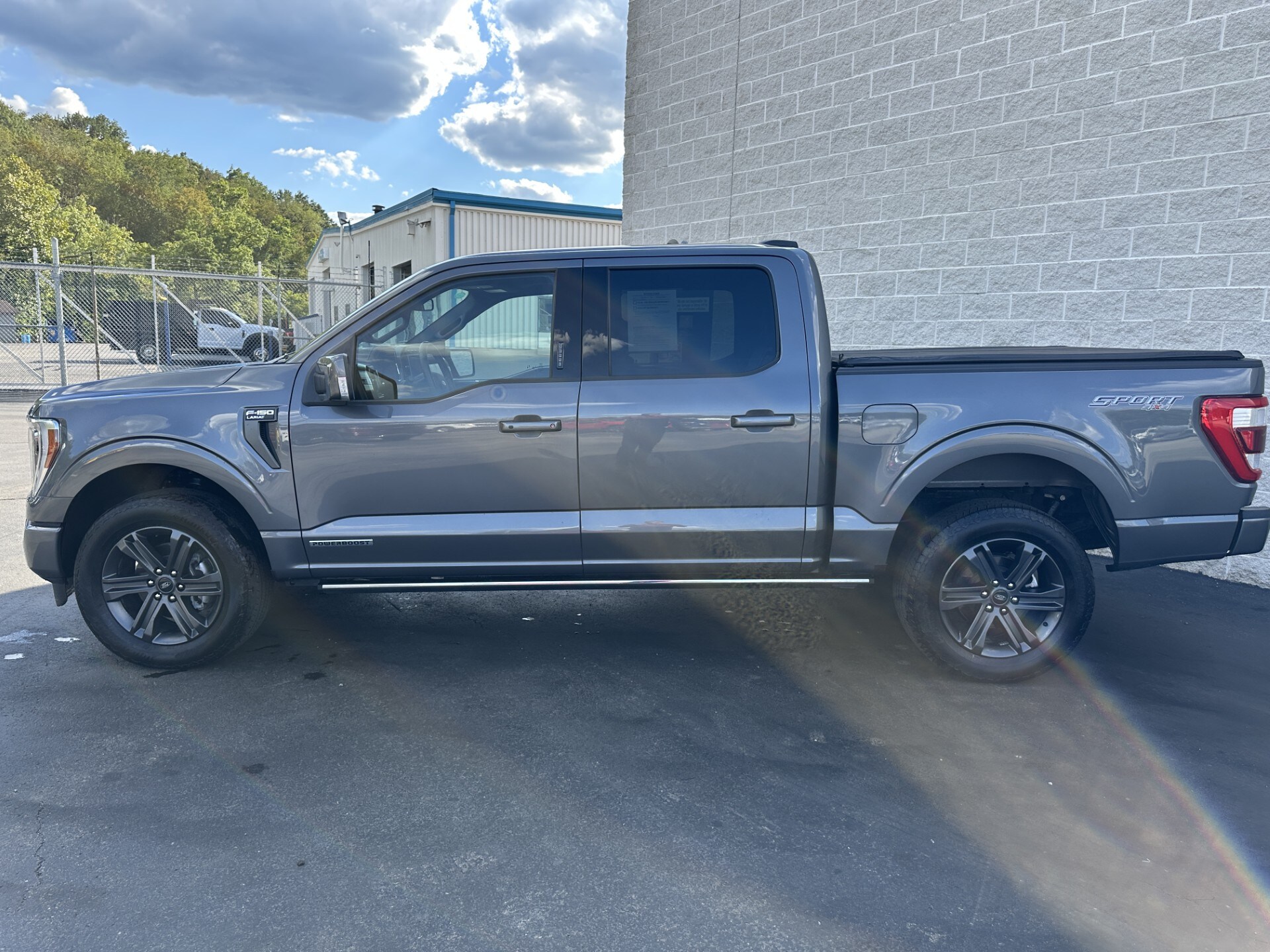 2023 Ford F-150 Lariat photo 2