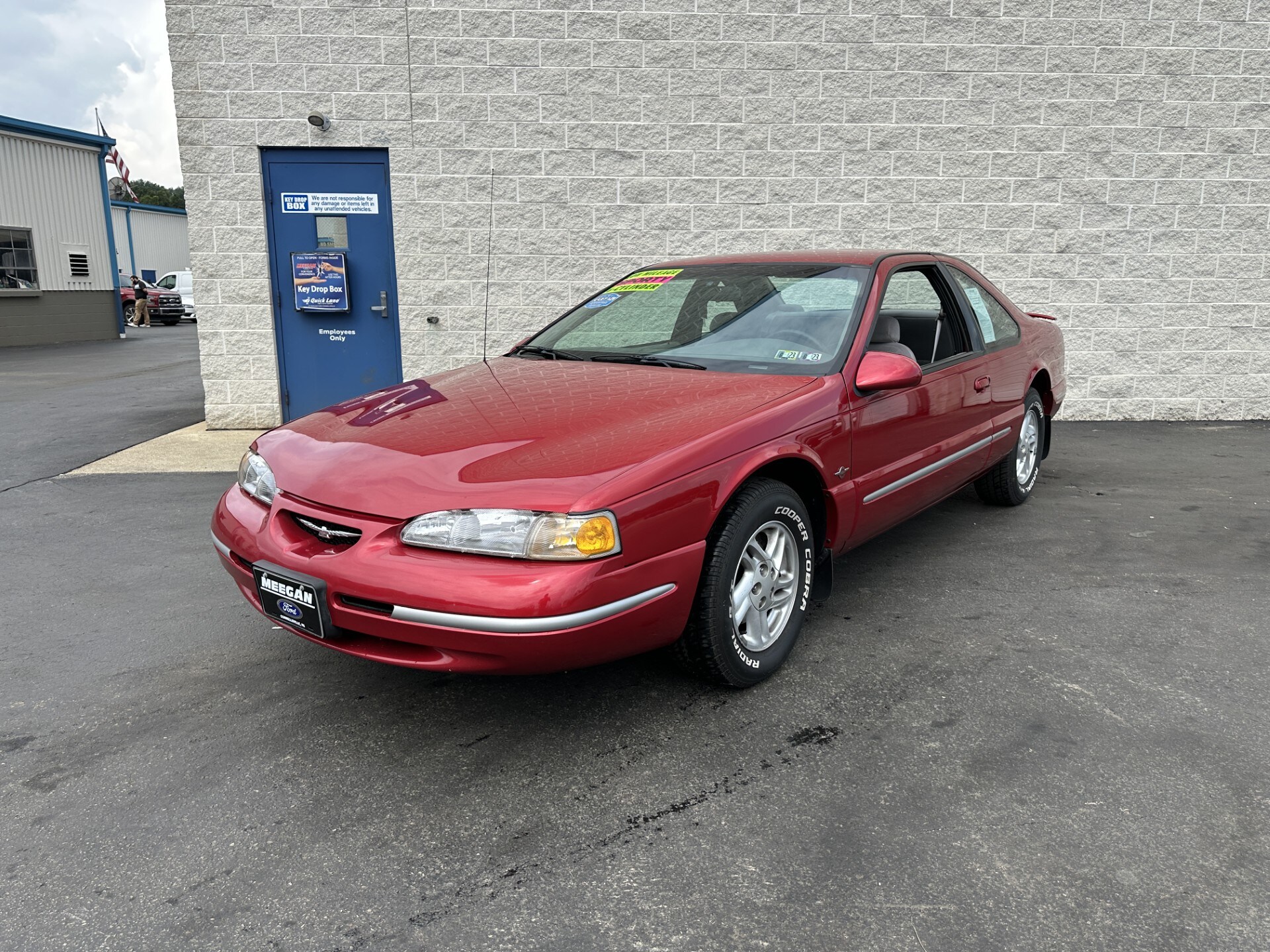1997 Ford Thunderbird photo 2