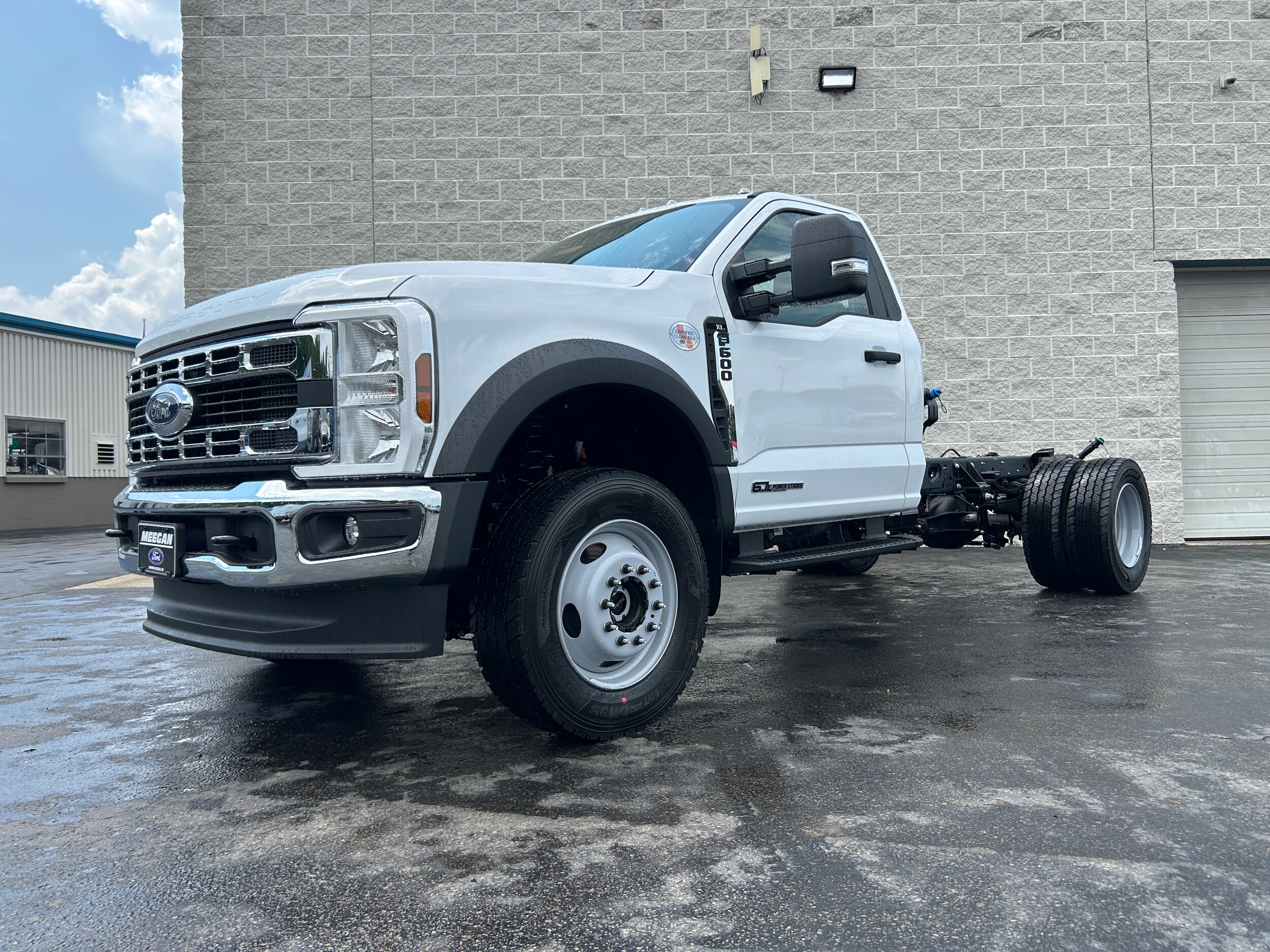 2025 Ford F-600 photo 2