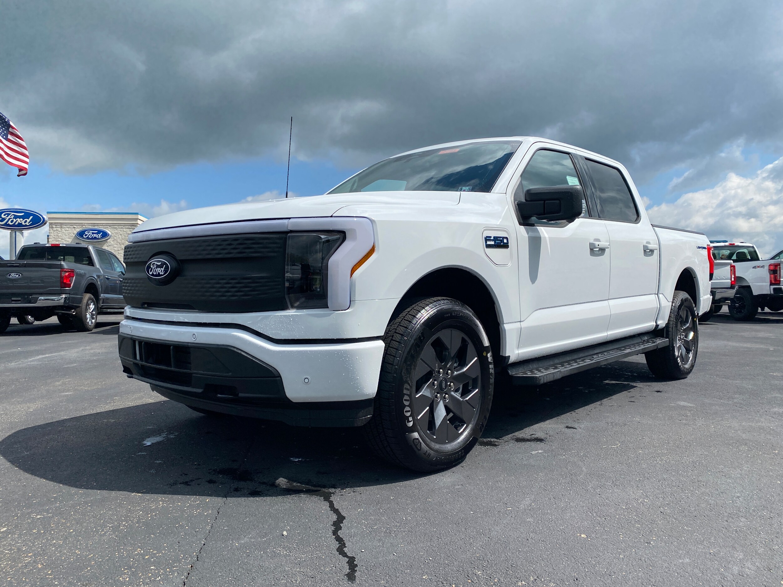 2025 Ford F-150 Lightning photo 3