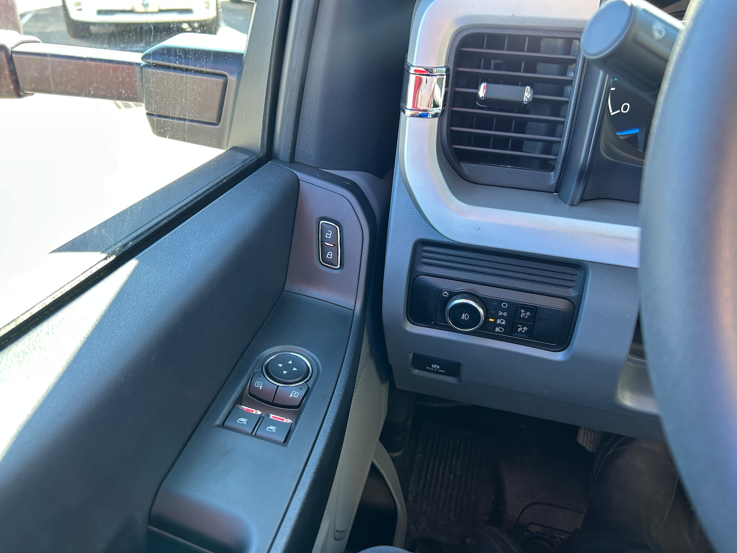 2025 Ford F-550 Super Duty Chassis Cab XL - Photo 30