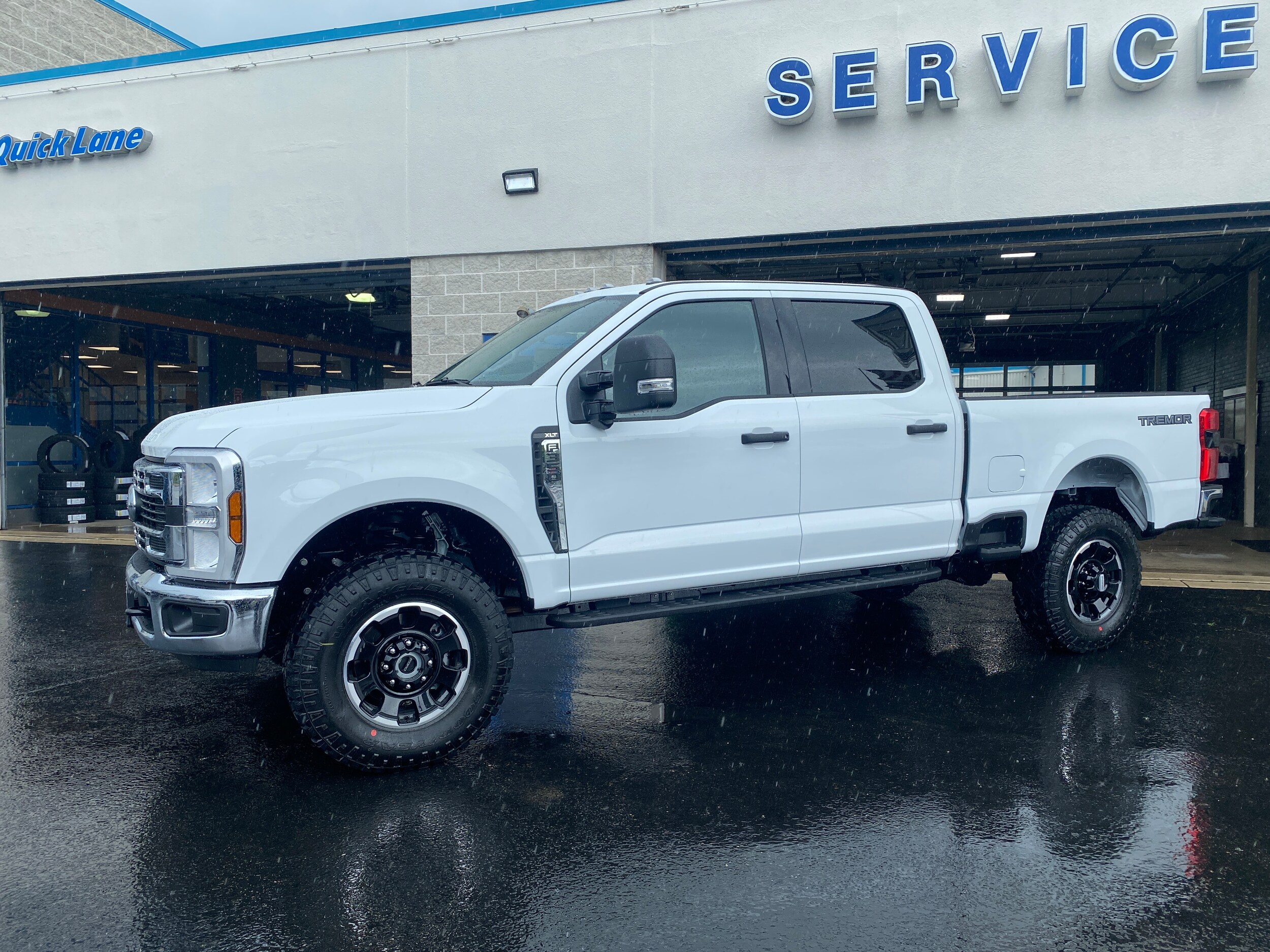 2025 Ford F-350 XLT photo 4