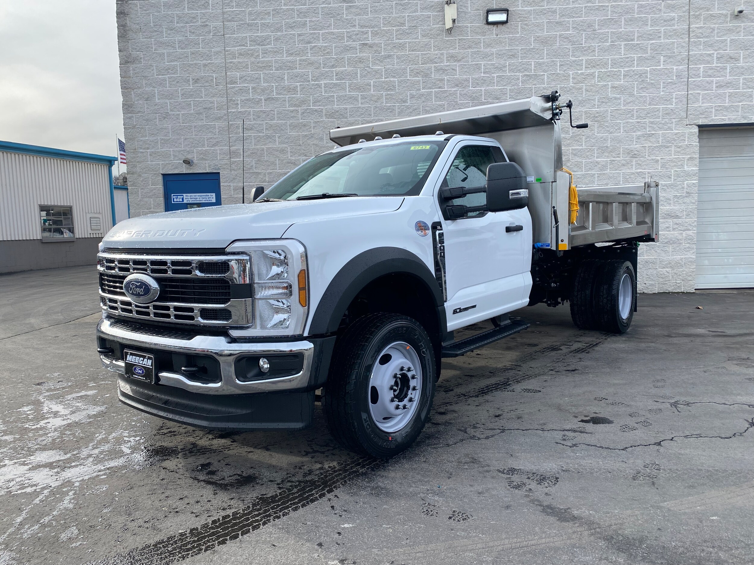 2024 Ford F-600 photo 2