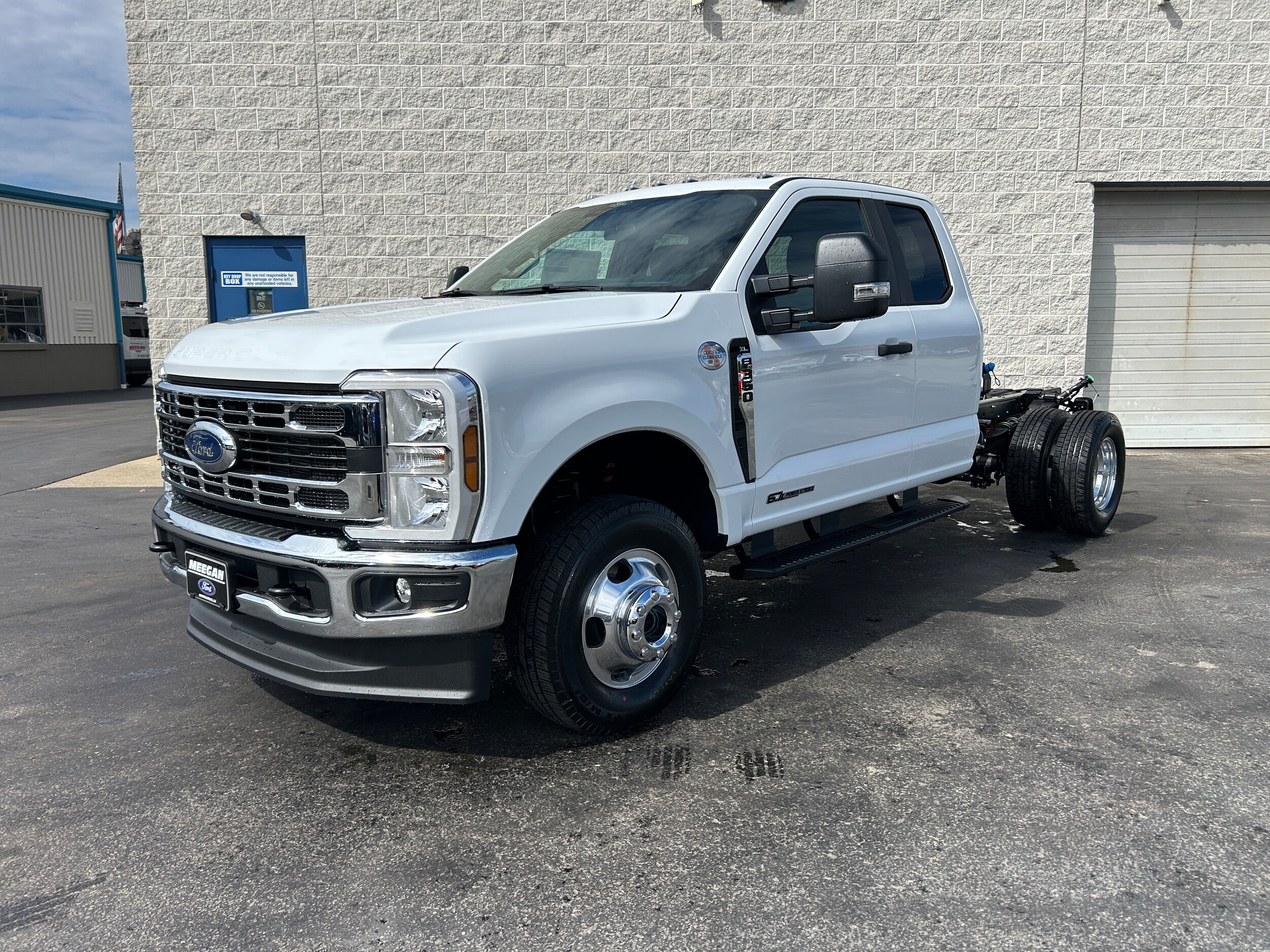 2026 Ford F-350 photo 2