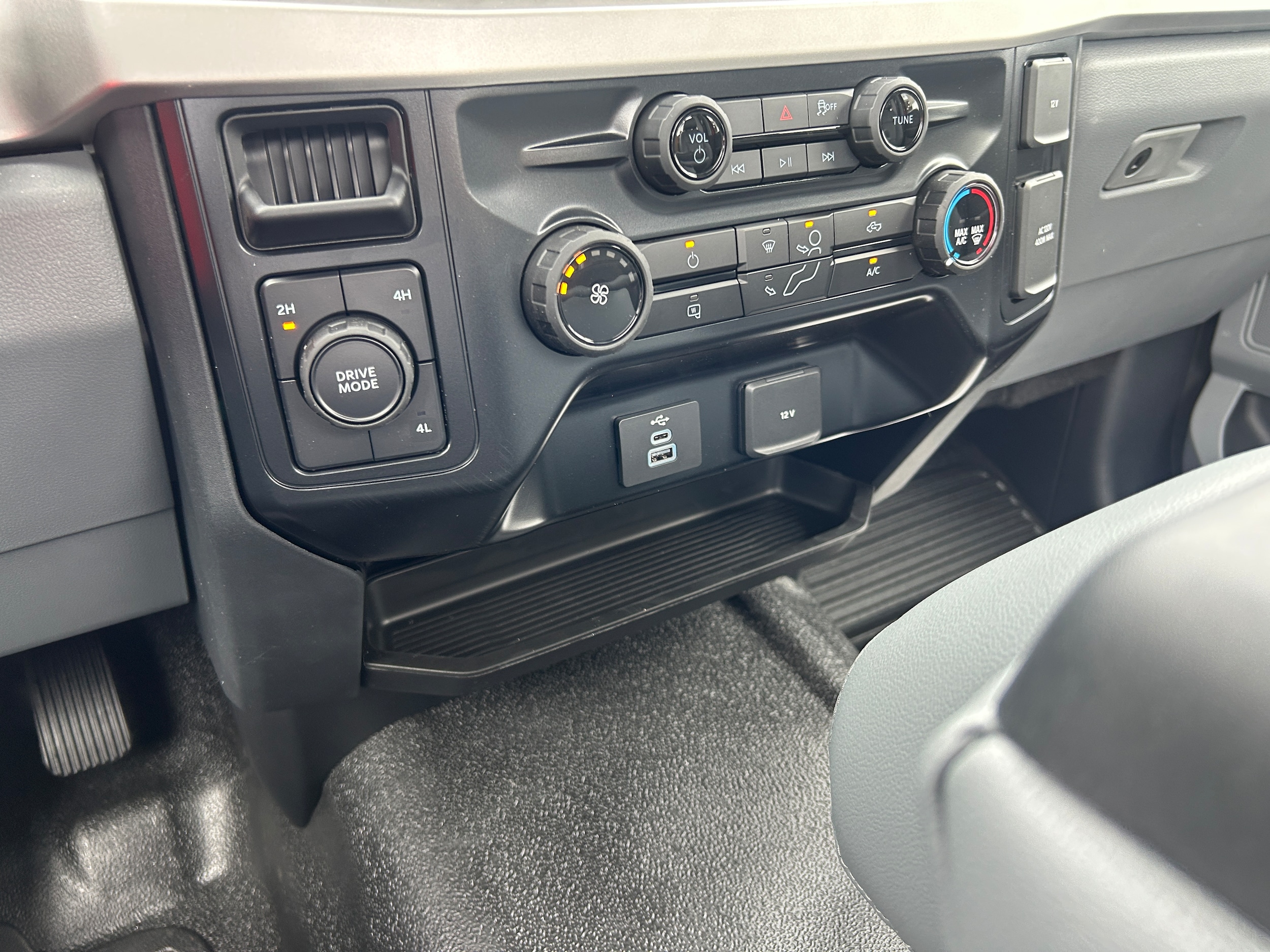 2025 Ford F-550 Super Duty Chassis Cab XL - Photo 31