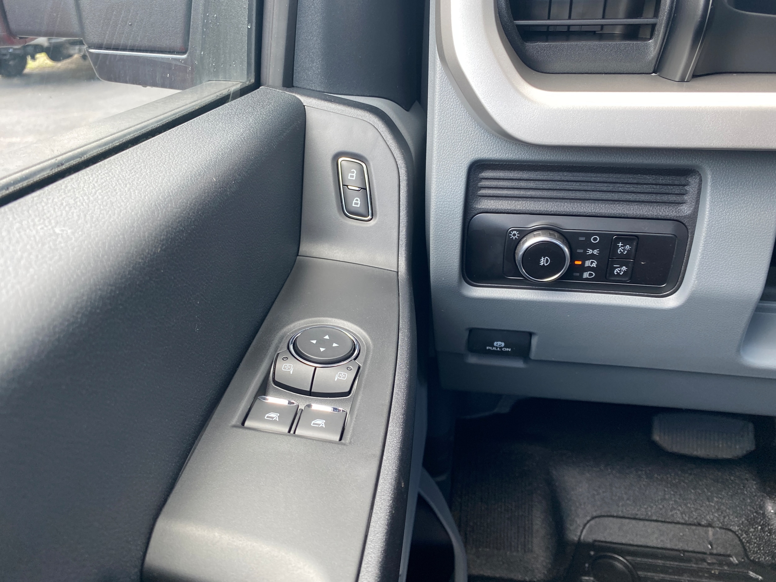 2025 Ford F-550 Super Duty Chassis Cab XL - Photo 32