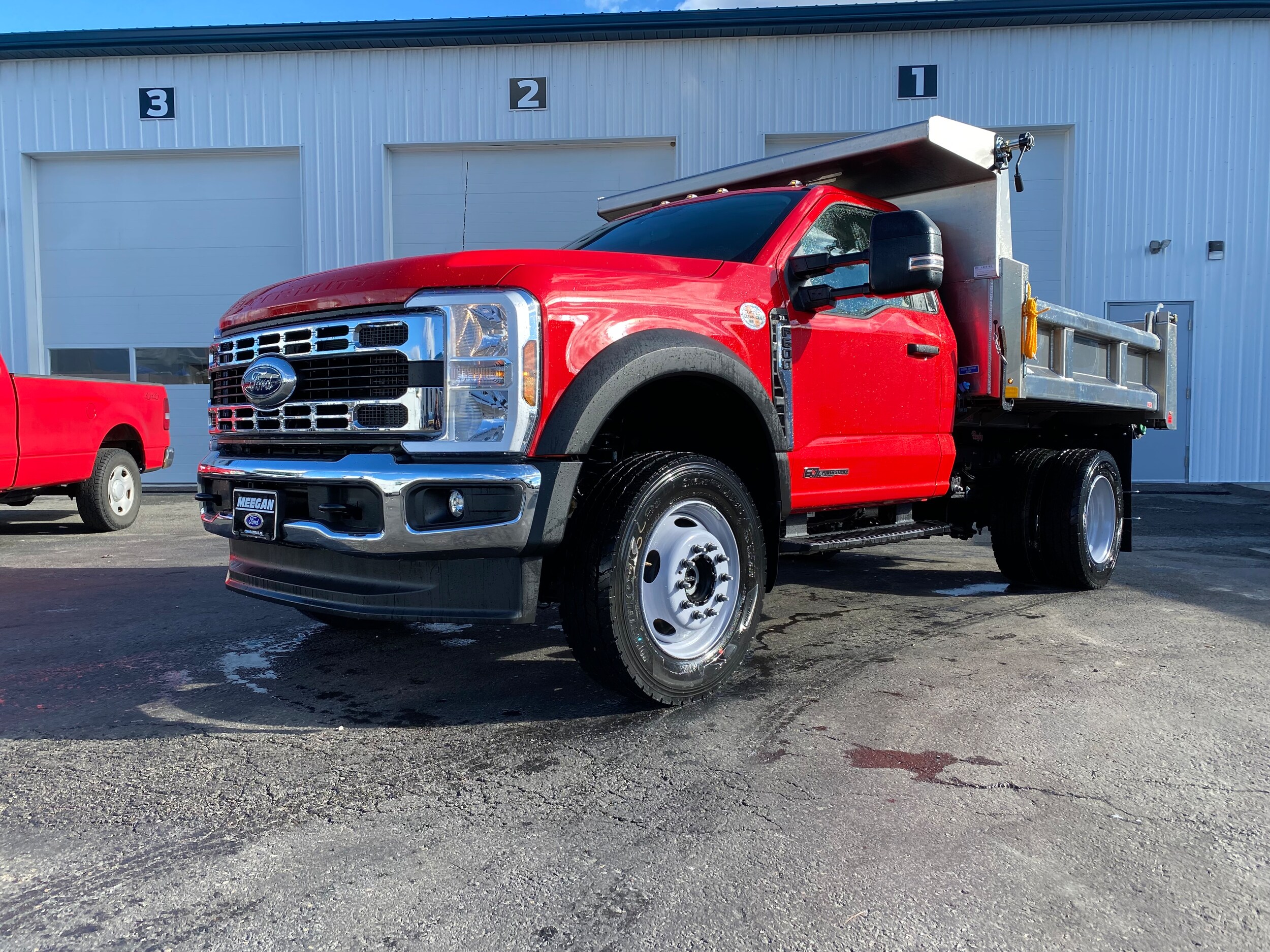 2024 Ford F-600 photo 2
