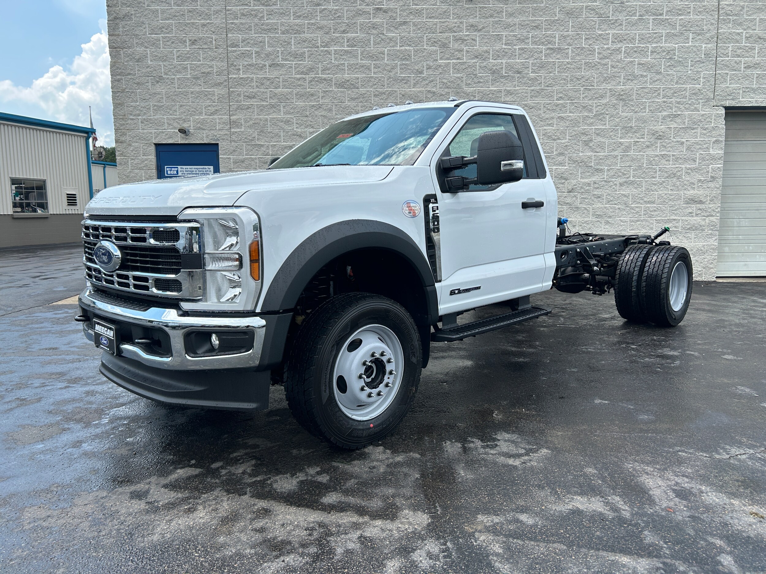 2025 Ford F-600 photo 3