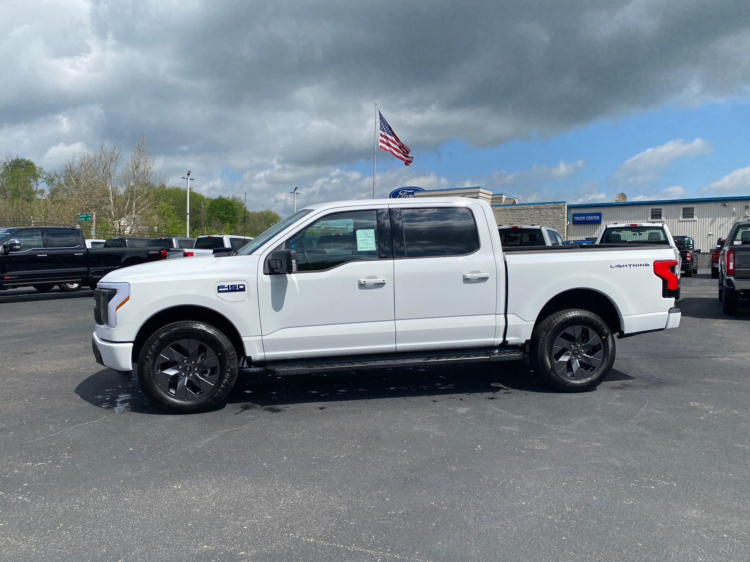 2025 Ford F-150 Lightning photo 4
