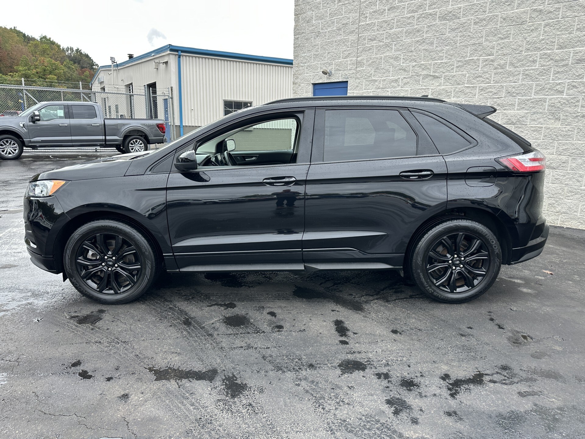 2022 Ford Edge SE photo 3