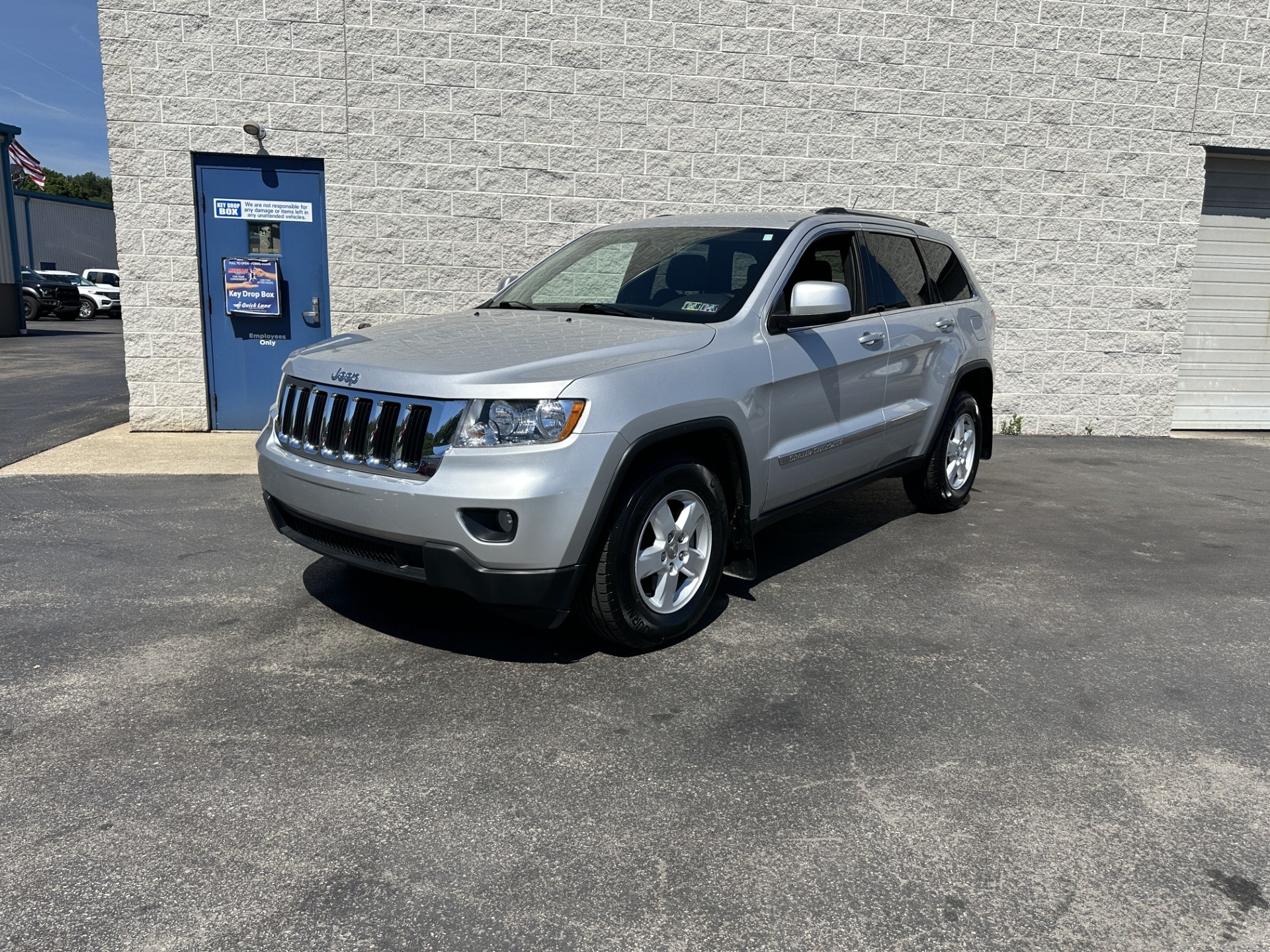 Used 2011 Jeep Grand Cherokee Laredo with VIN 1J4RR4GG4BC546562 for sale in Connellsville, PA
