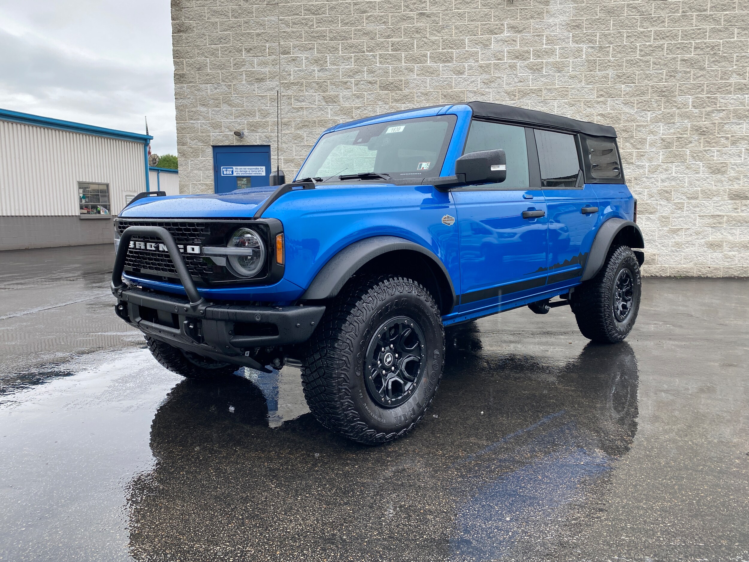 2023 Ford Bronco Wildtrak photo 2