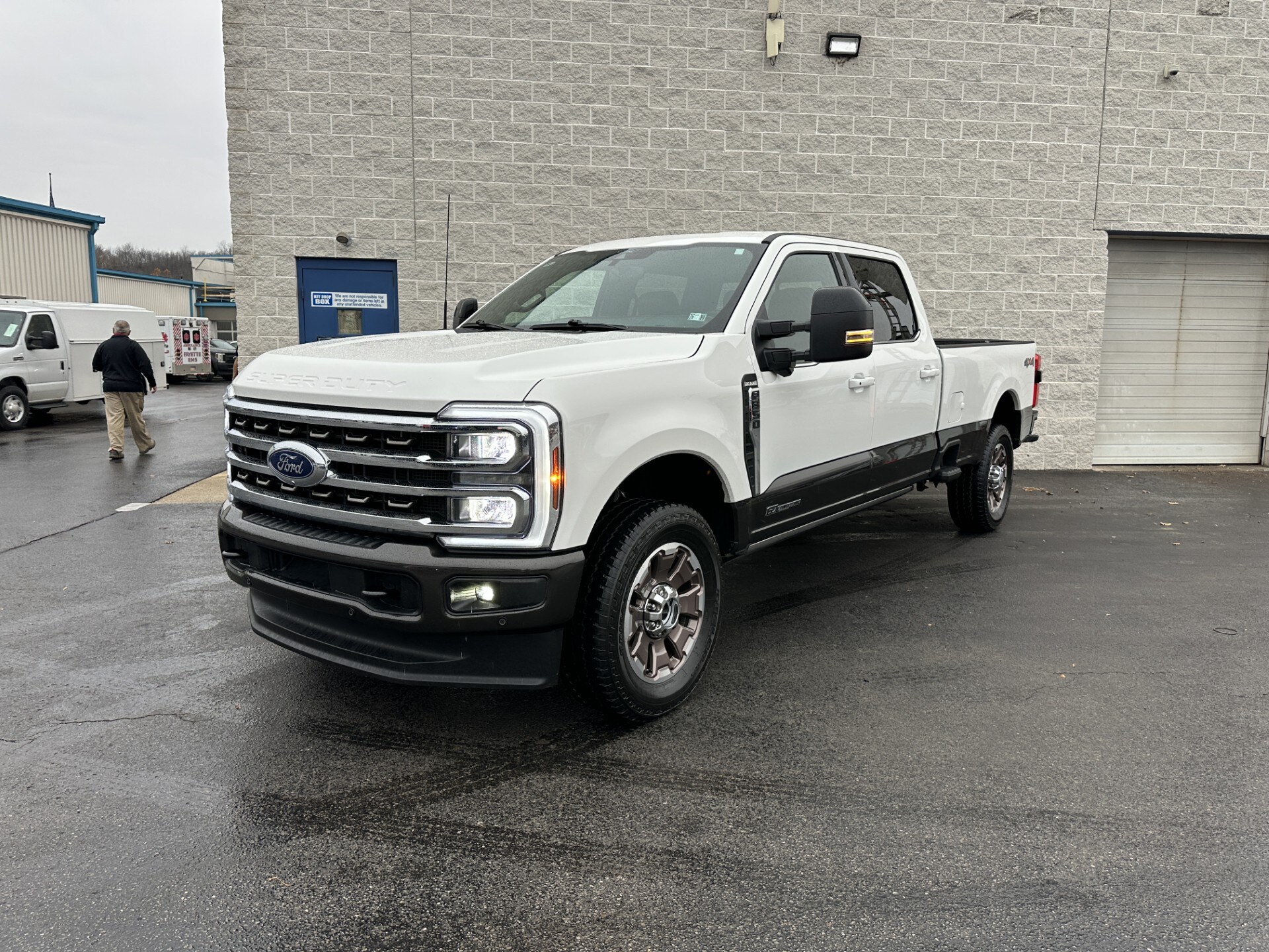2025 Ford F-350 King Ranch photo 2