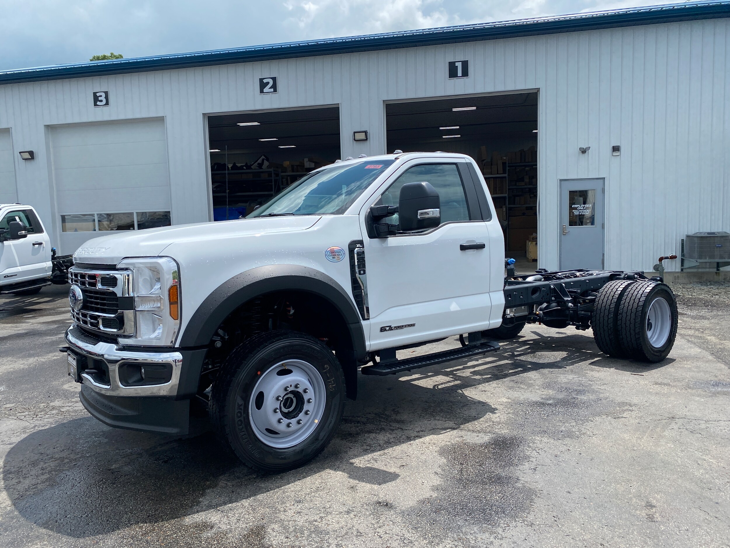 2025 Ford F-600 photo 2